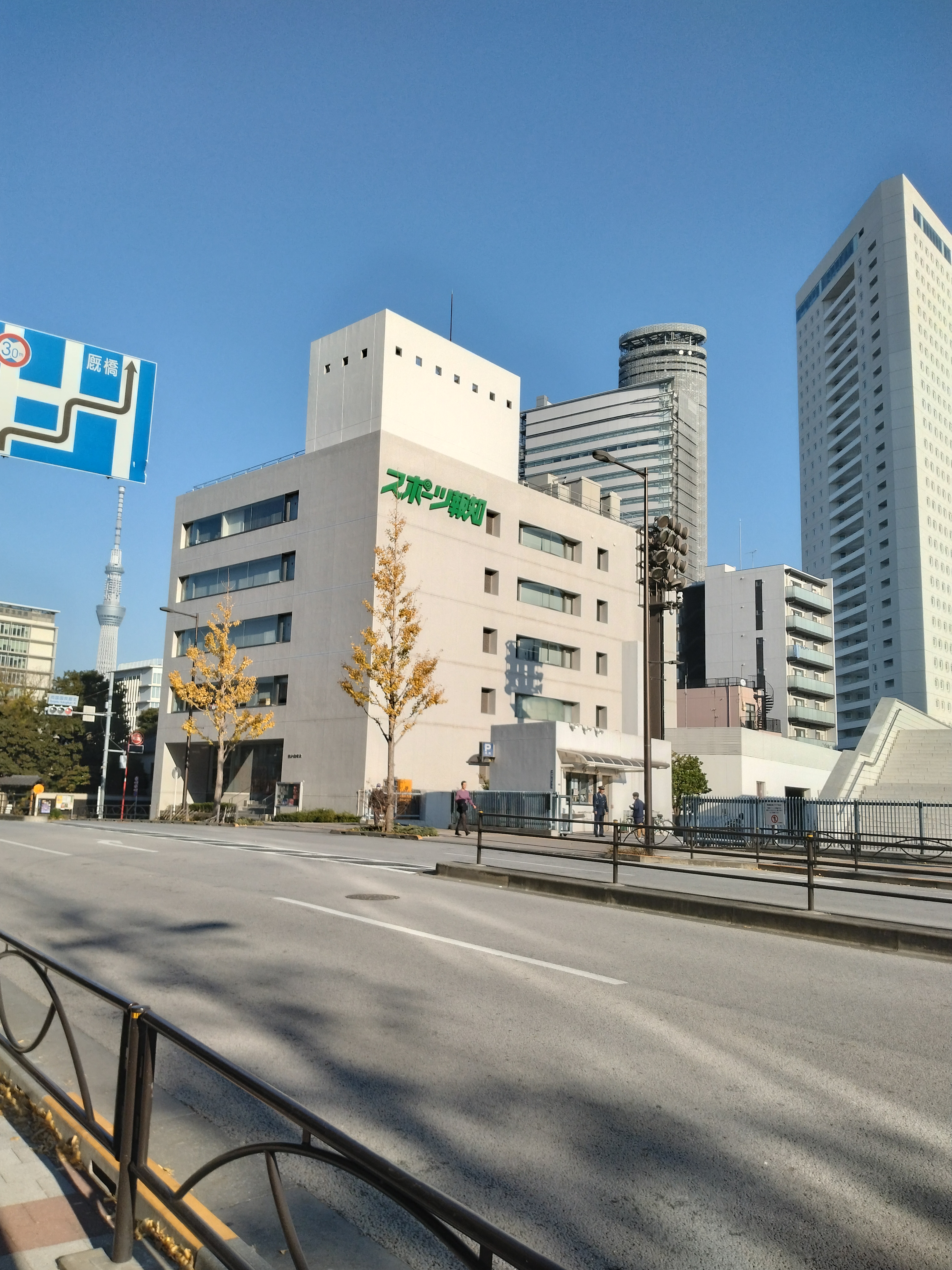 静かな庭園周辺の通り