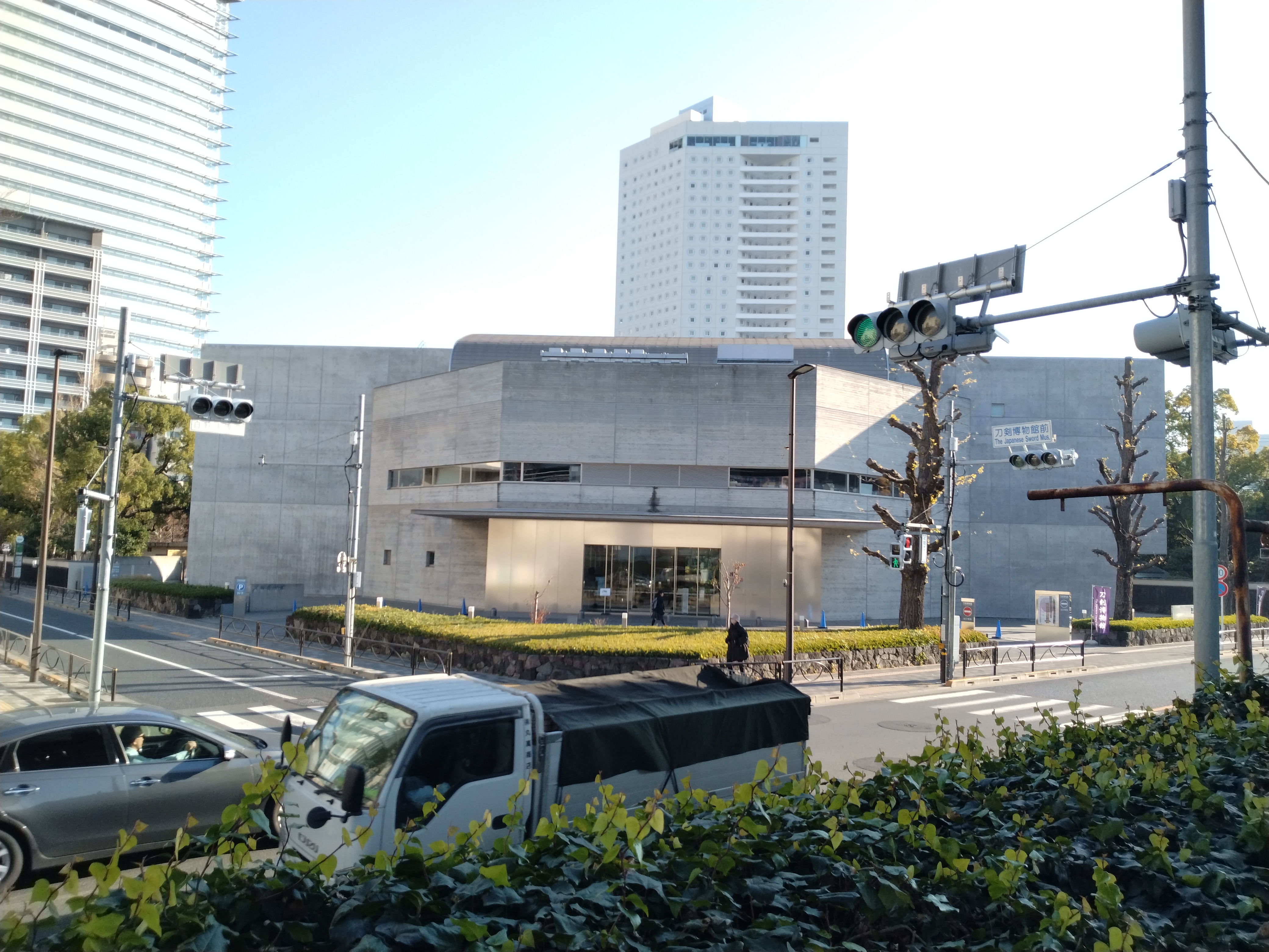駅近くの建物と道路