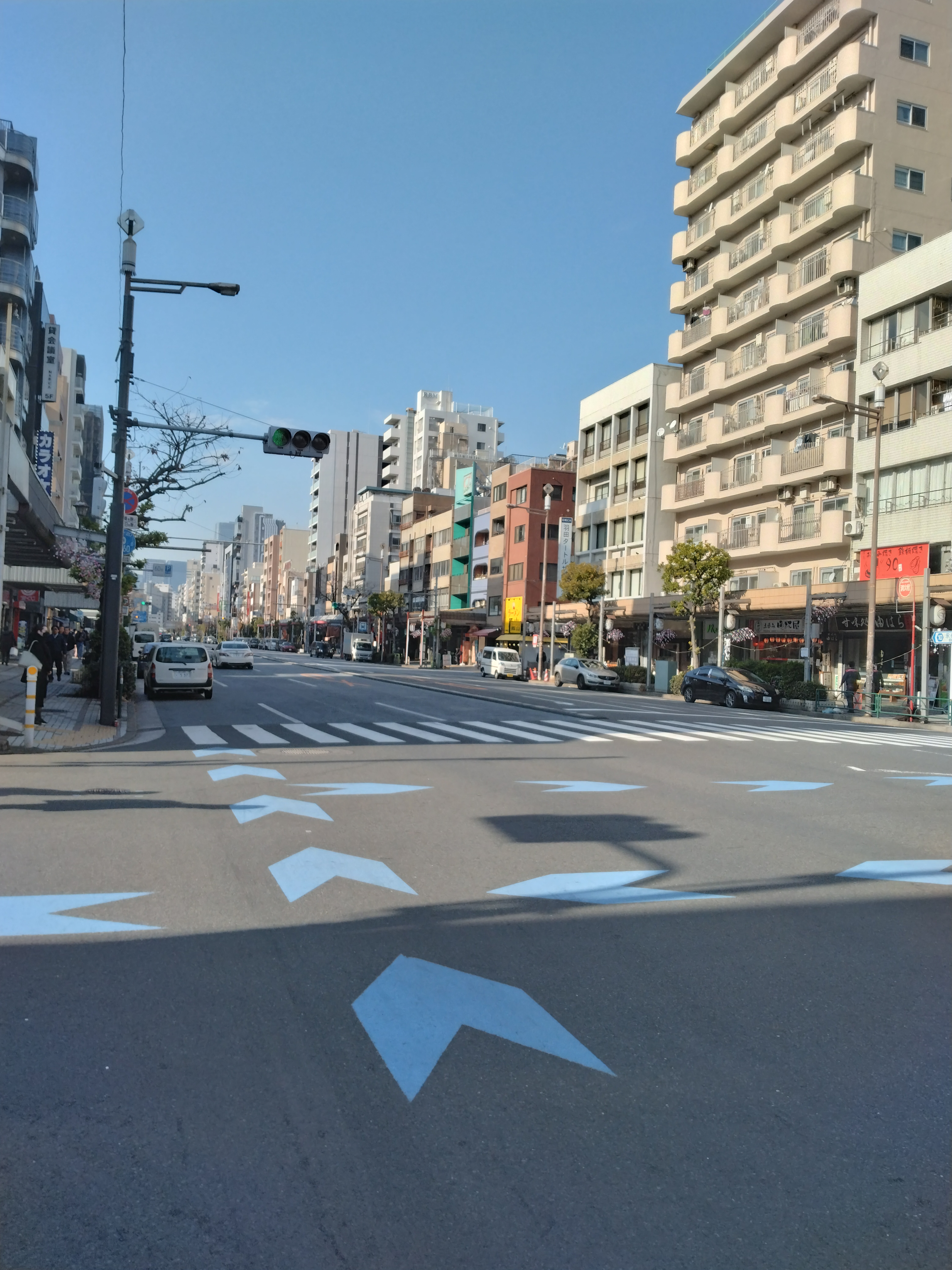 直線的に伸びる道路とビル群