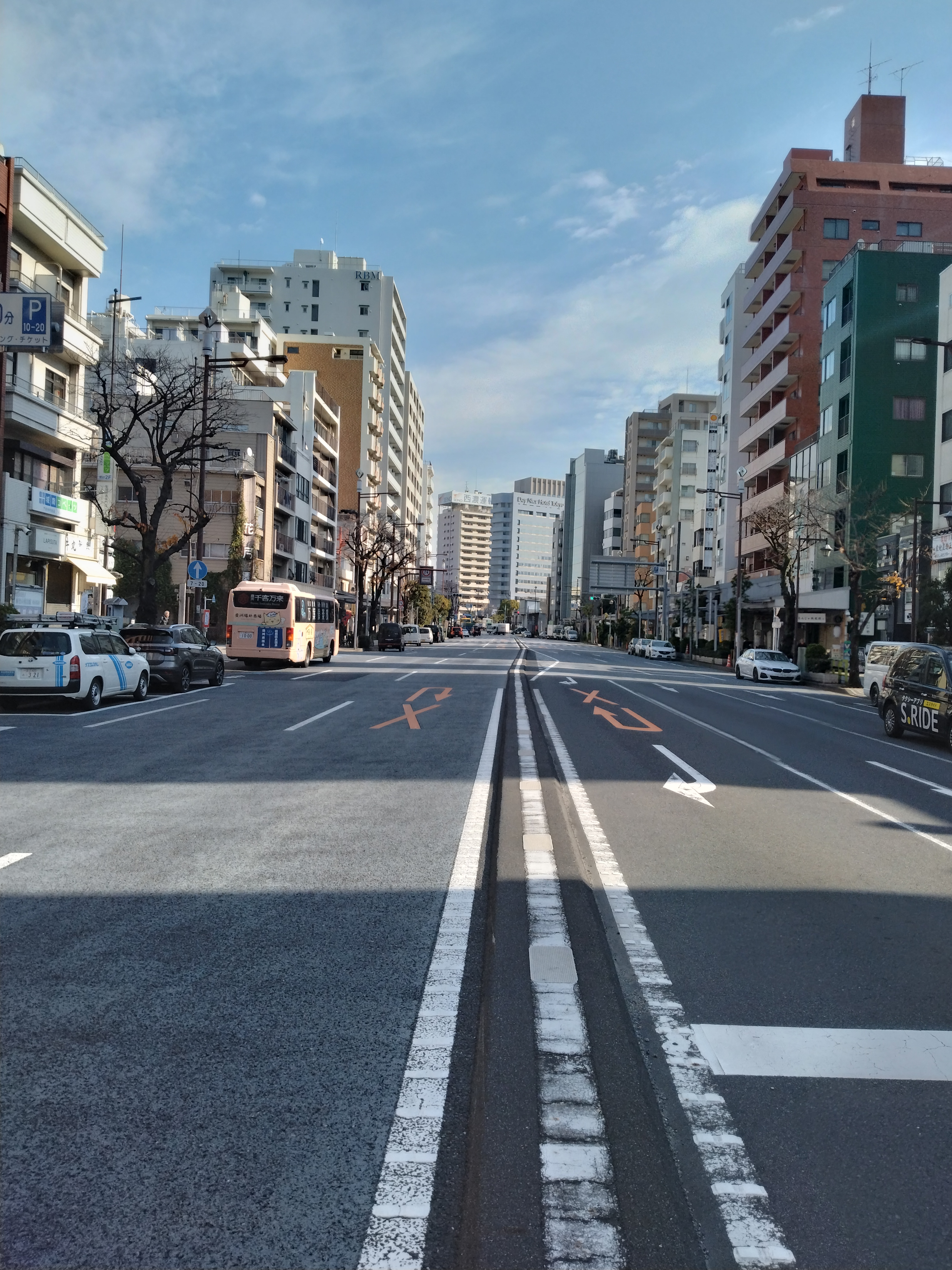 分離帯越しの道路景観