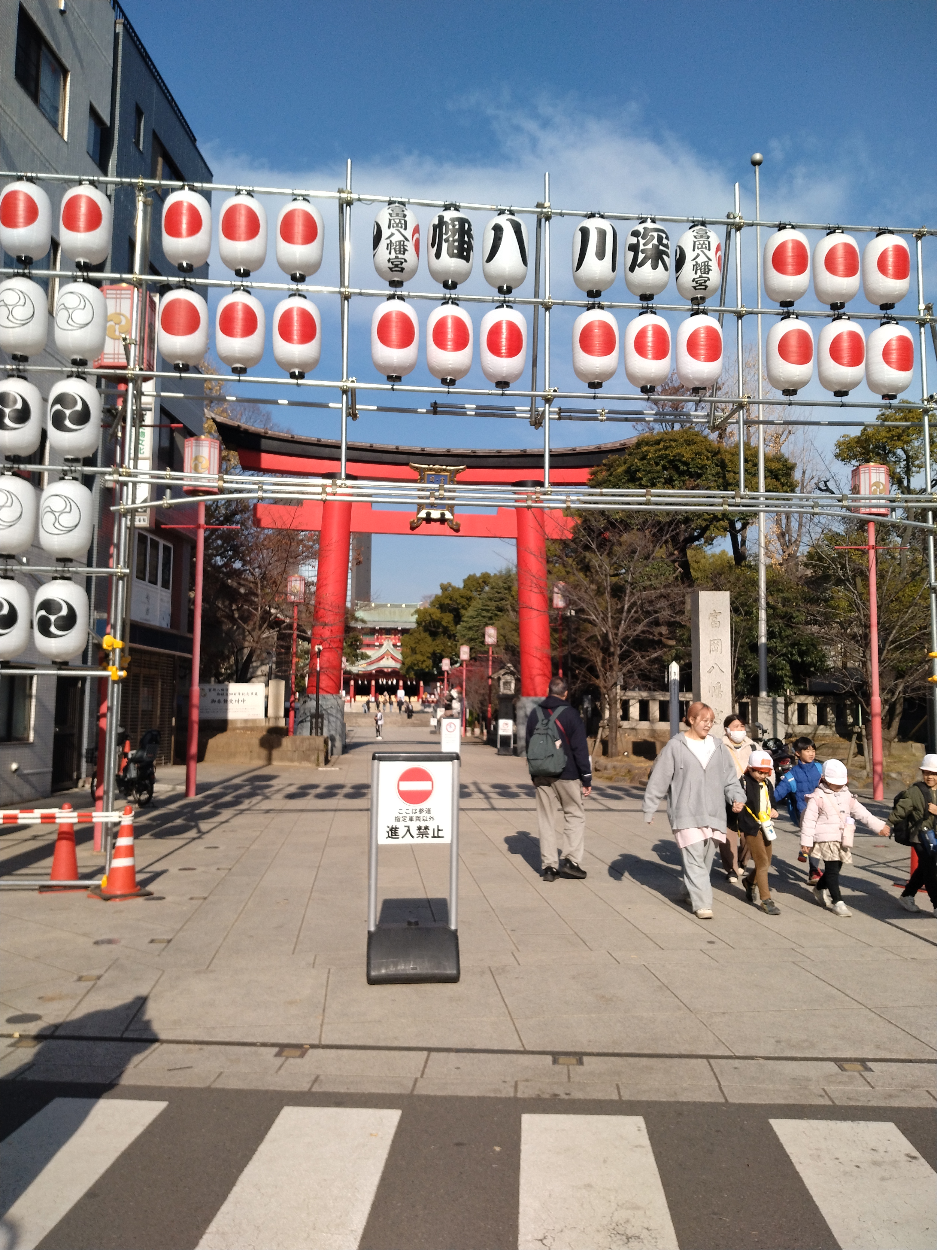 参道入口に並ぶ提灯