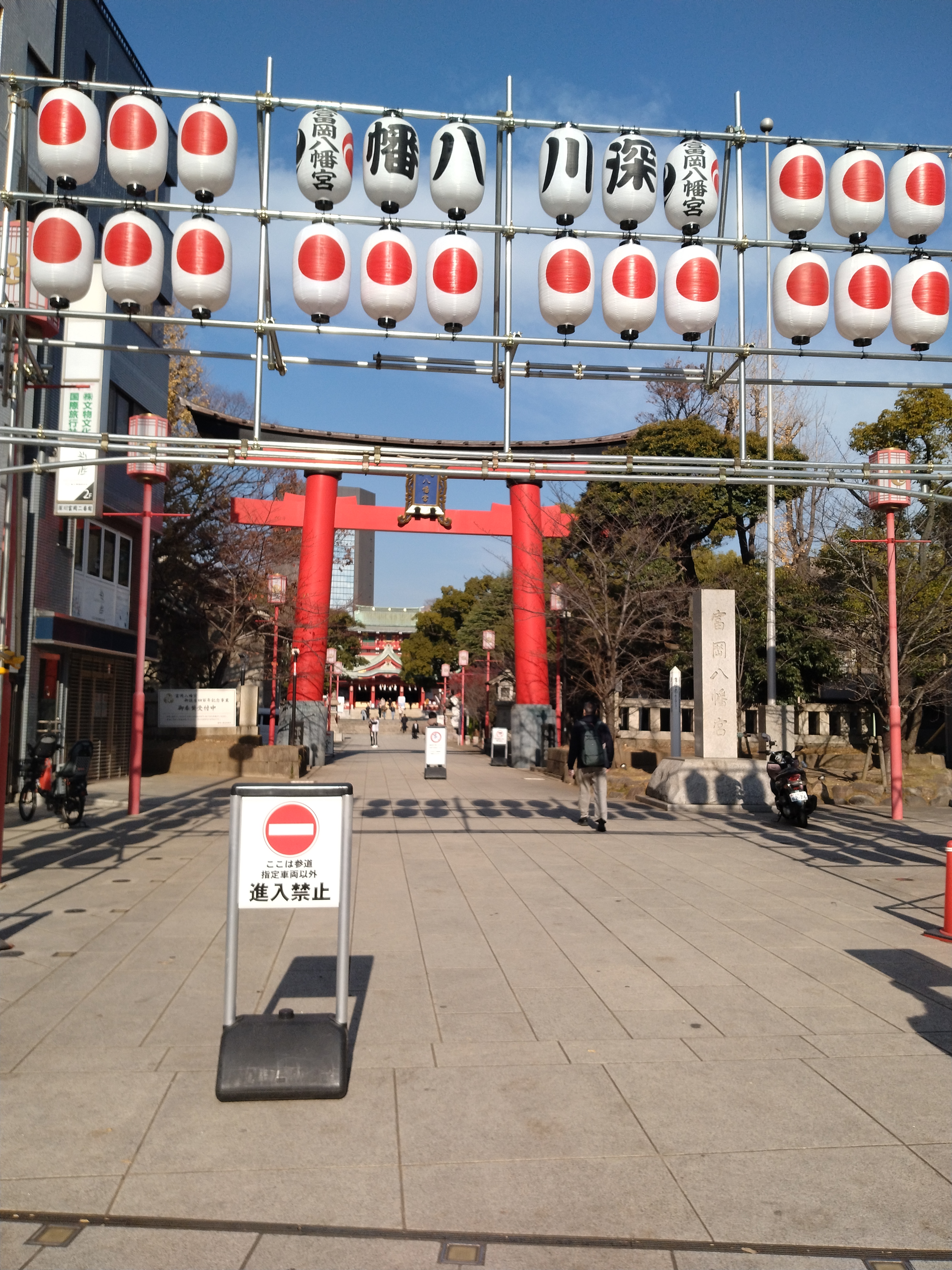 灯籠が並ぶ広い参道