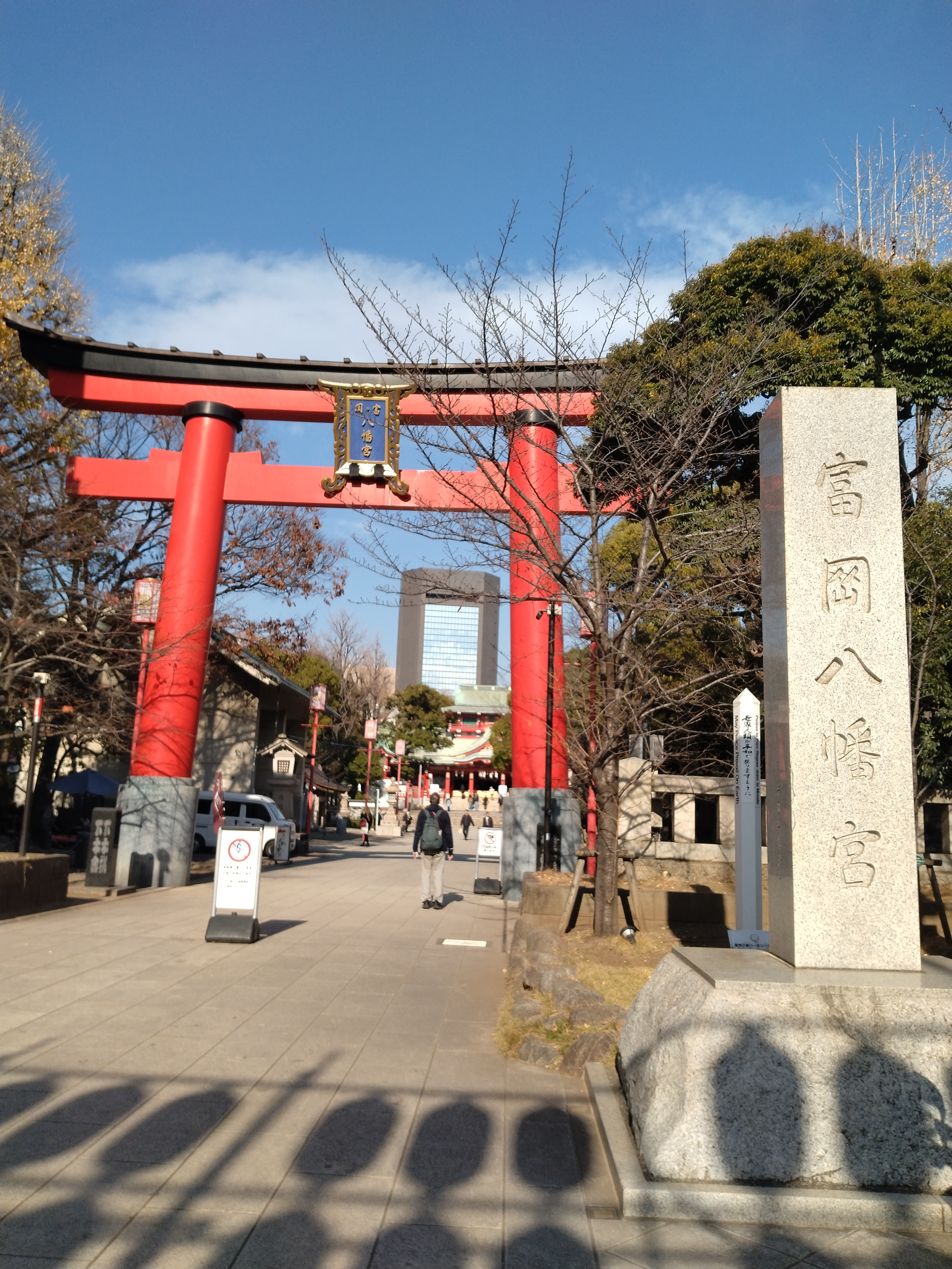 朱色の鳥居と社号碑