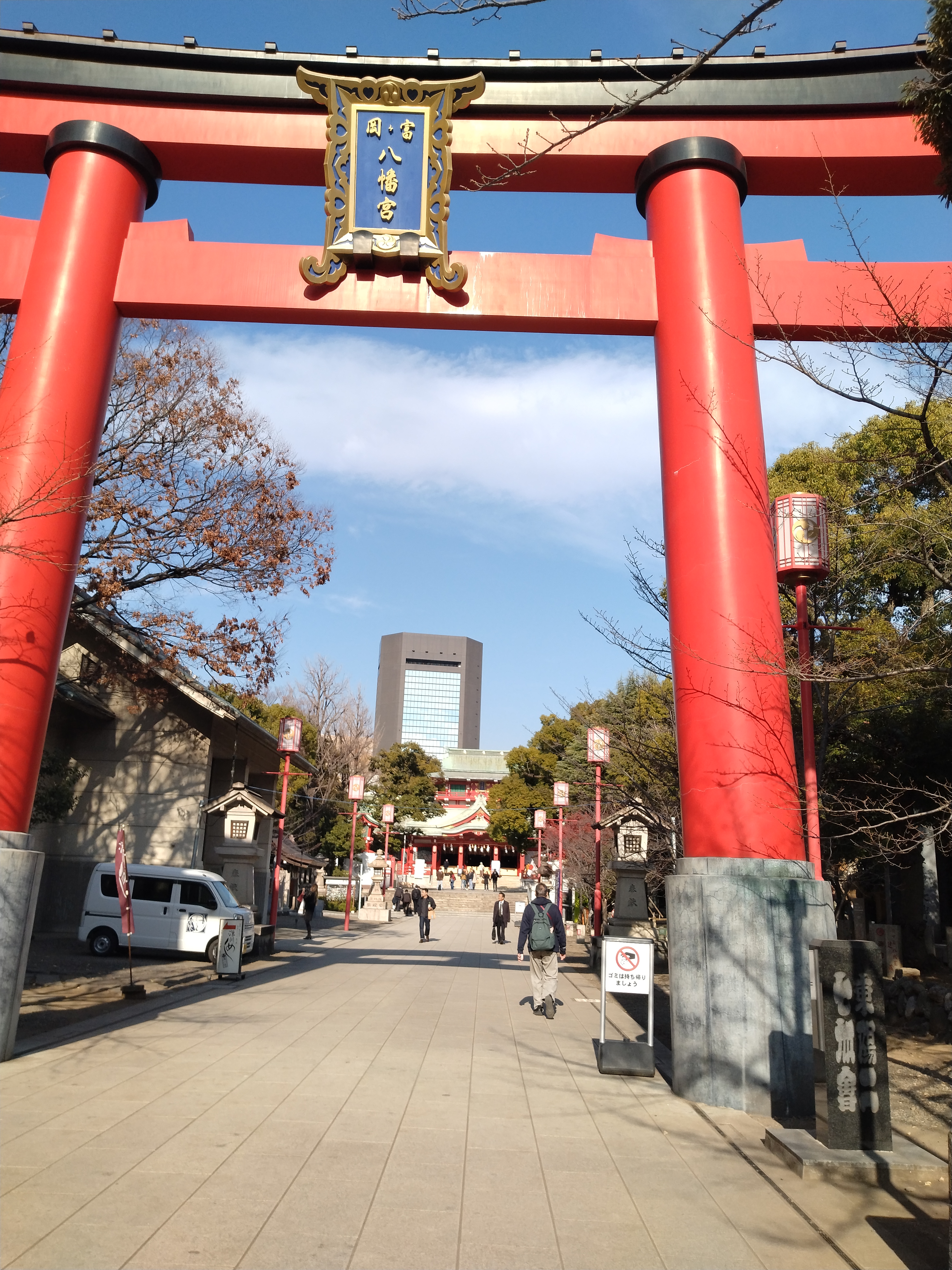 鳥居から続く広い参道