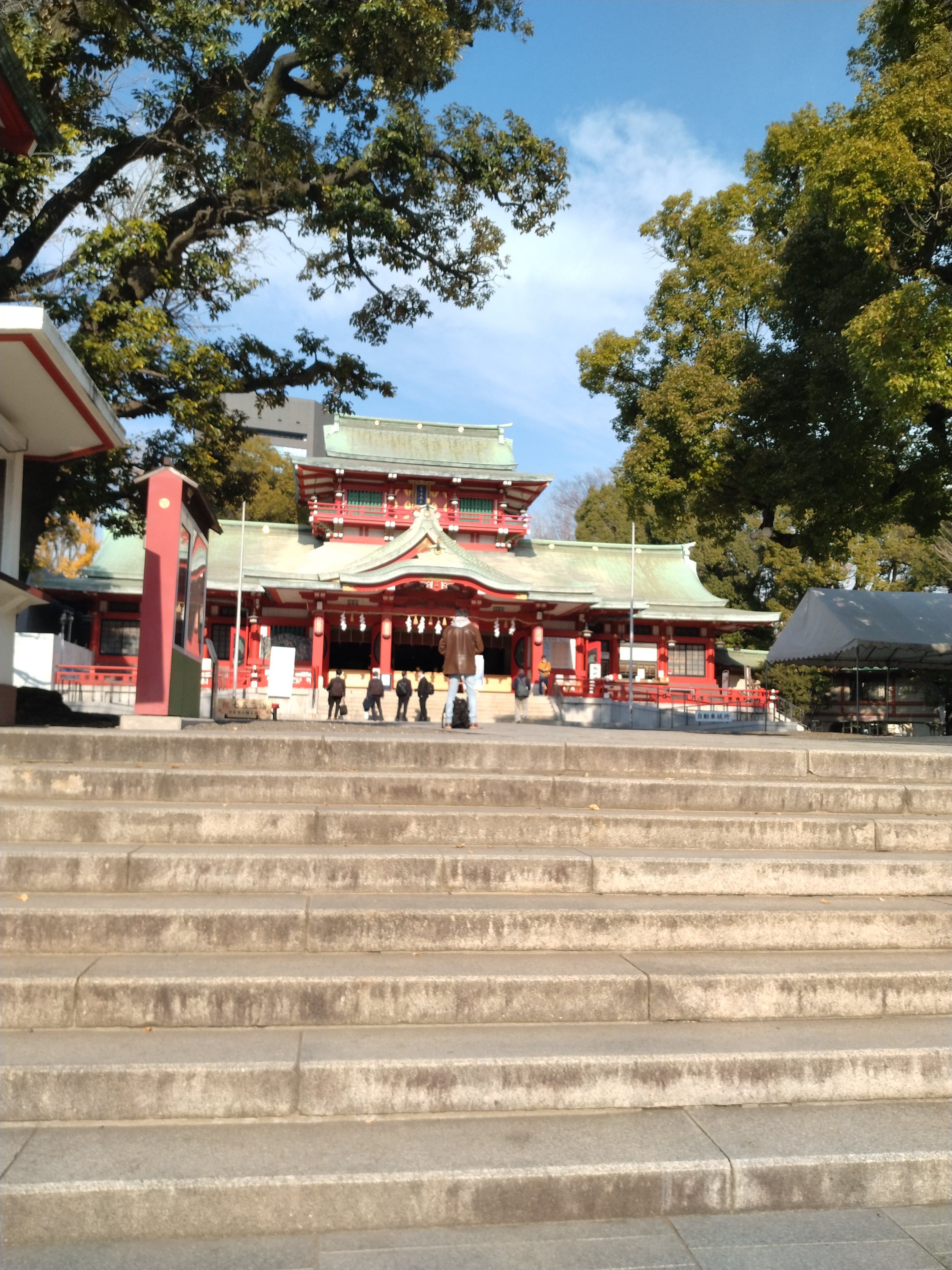 赤と白が印象的な社殿