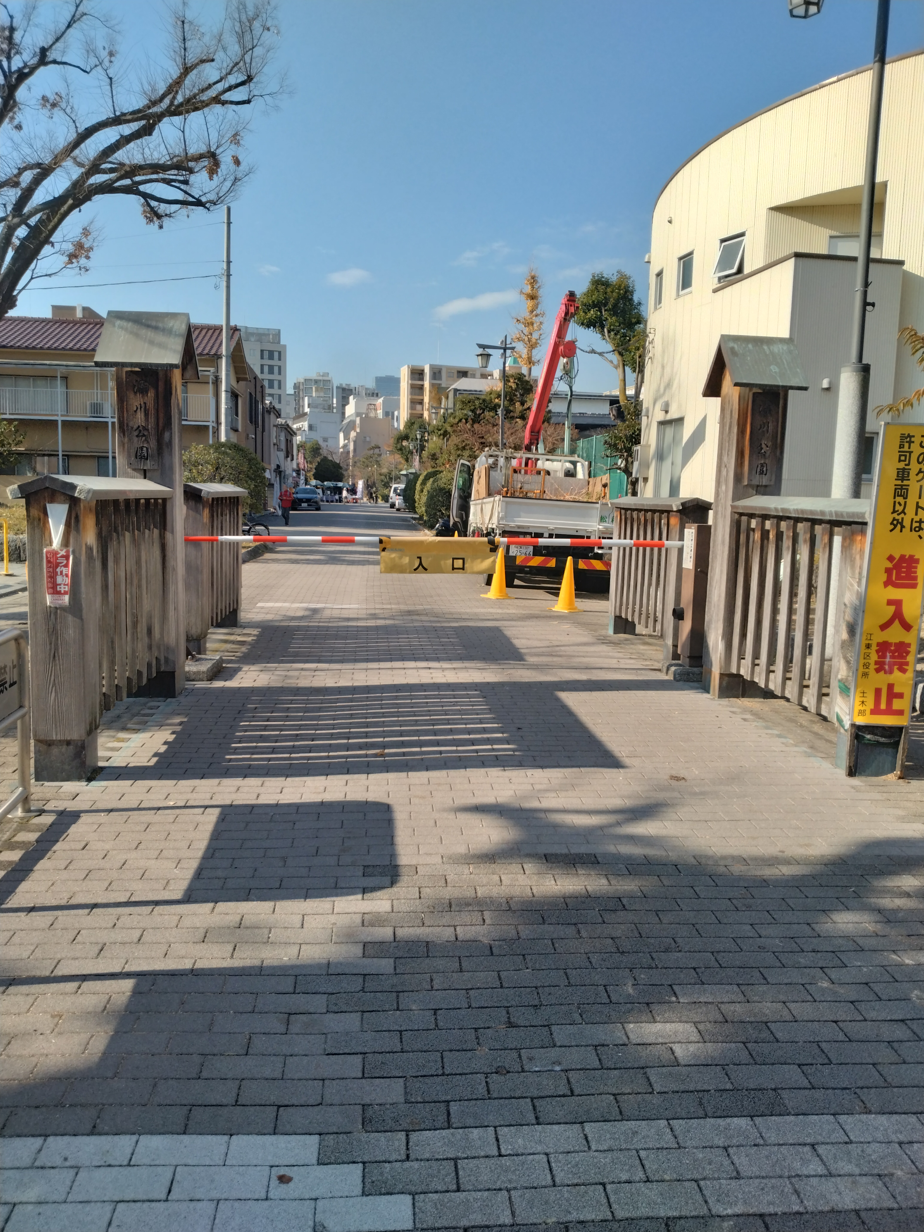 商店が並ぶ参道脇の路地