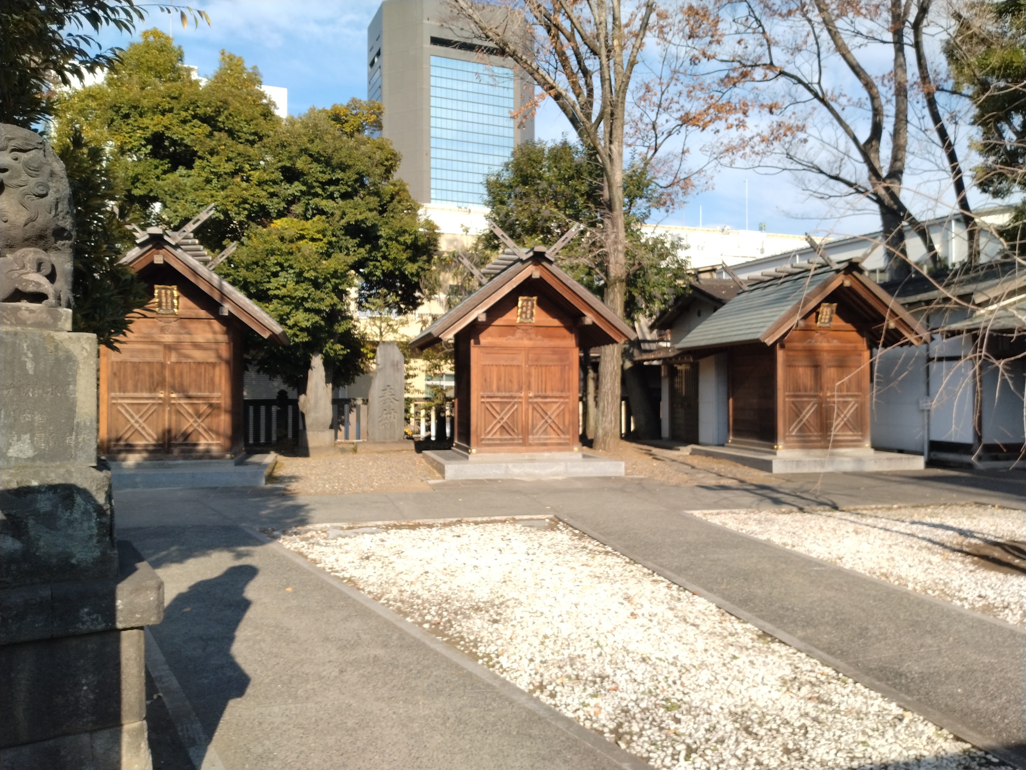 木々に囲まれた寺院建築