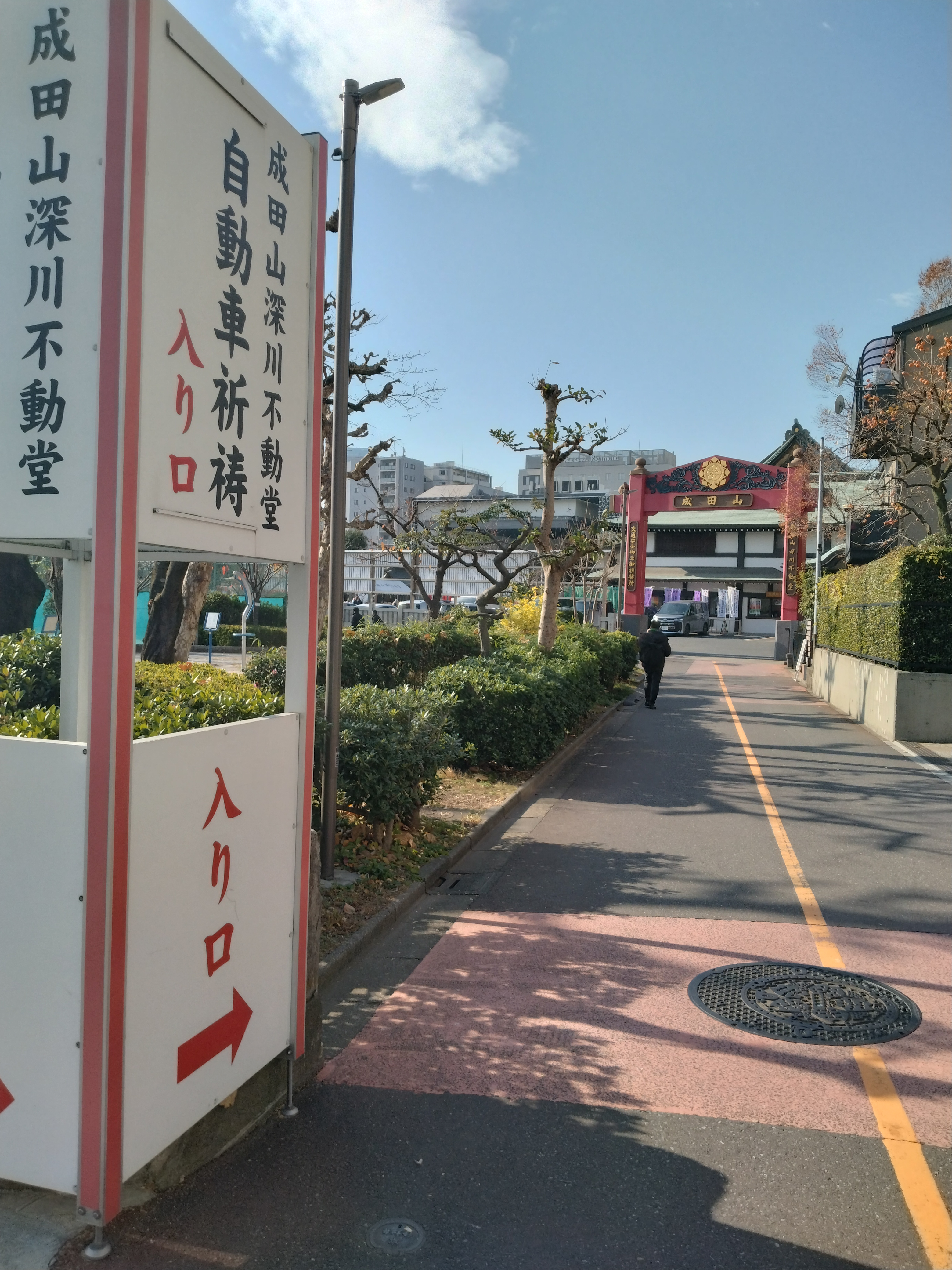 駐車場や施設を示す案内