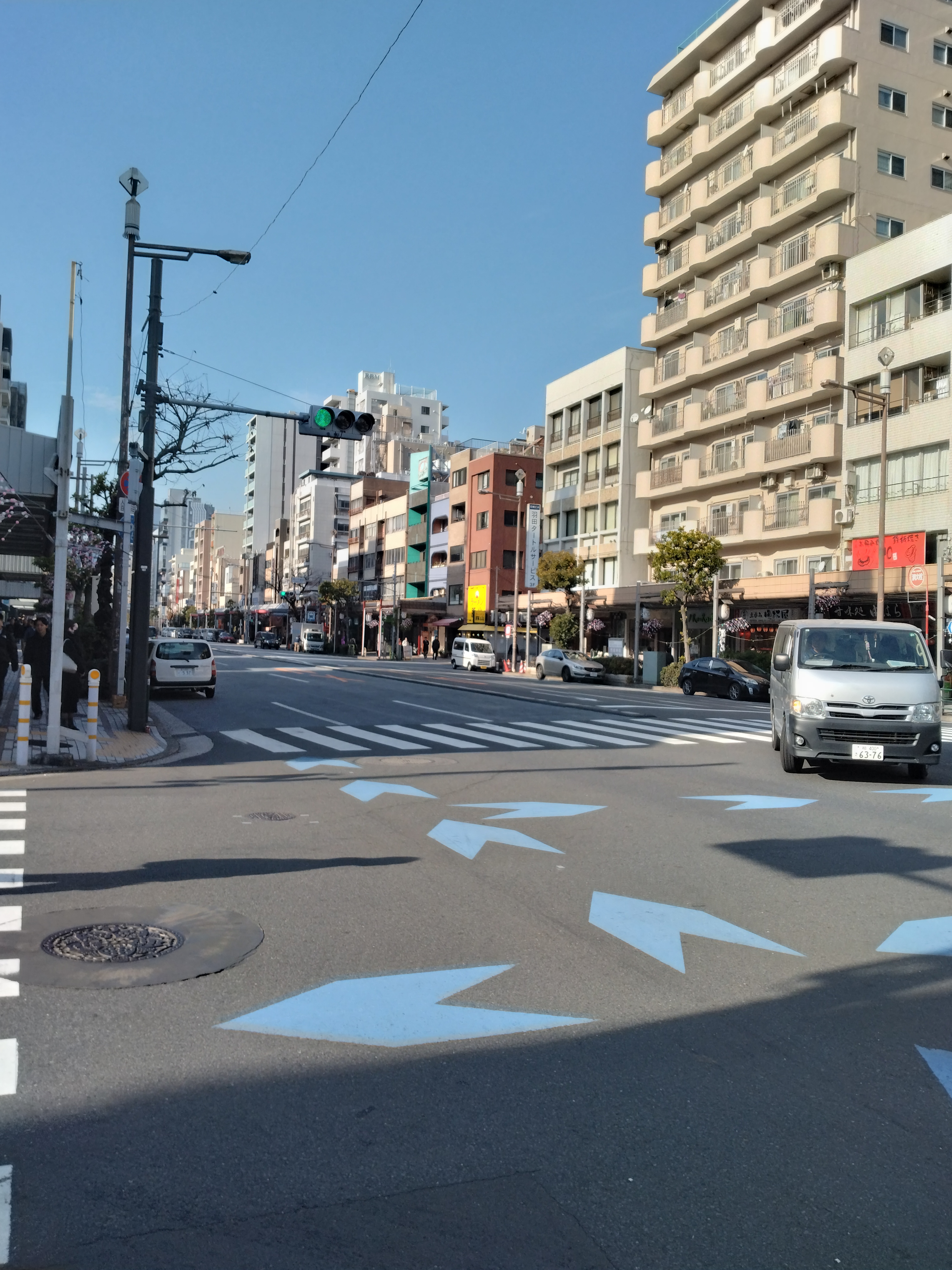 交通量のある広い車道