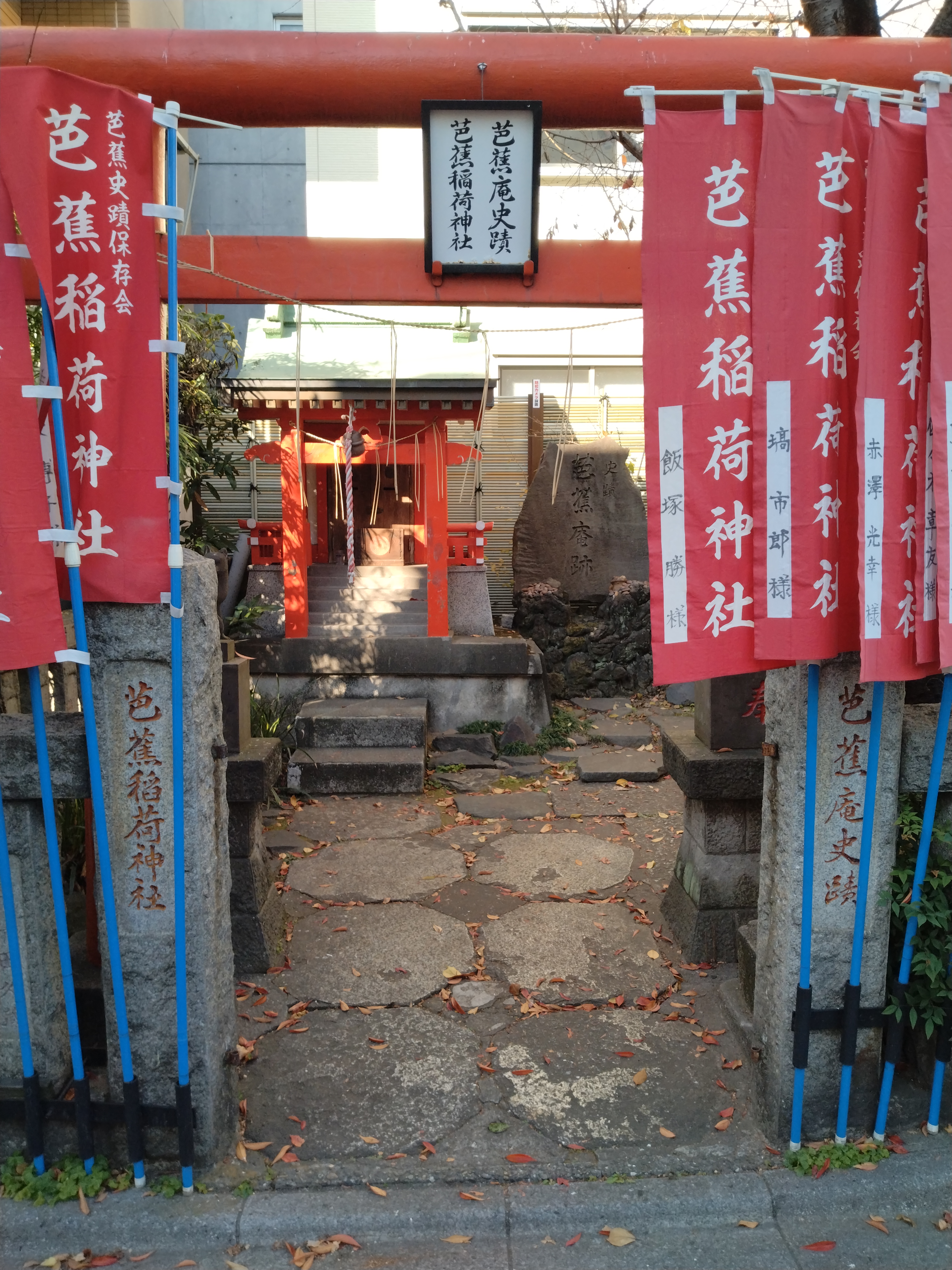 鳥居の奥に祠がある参道