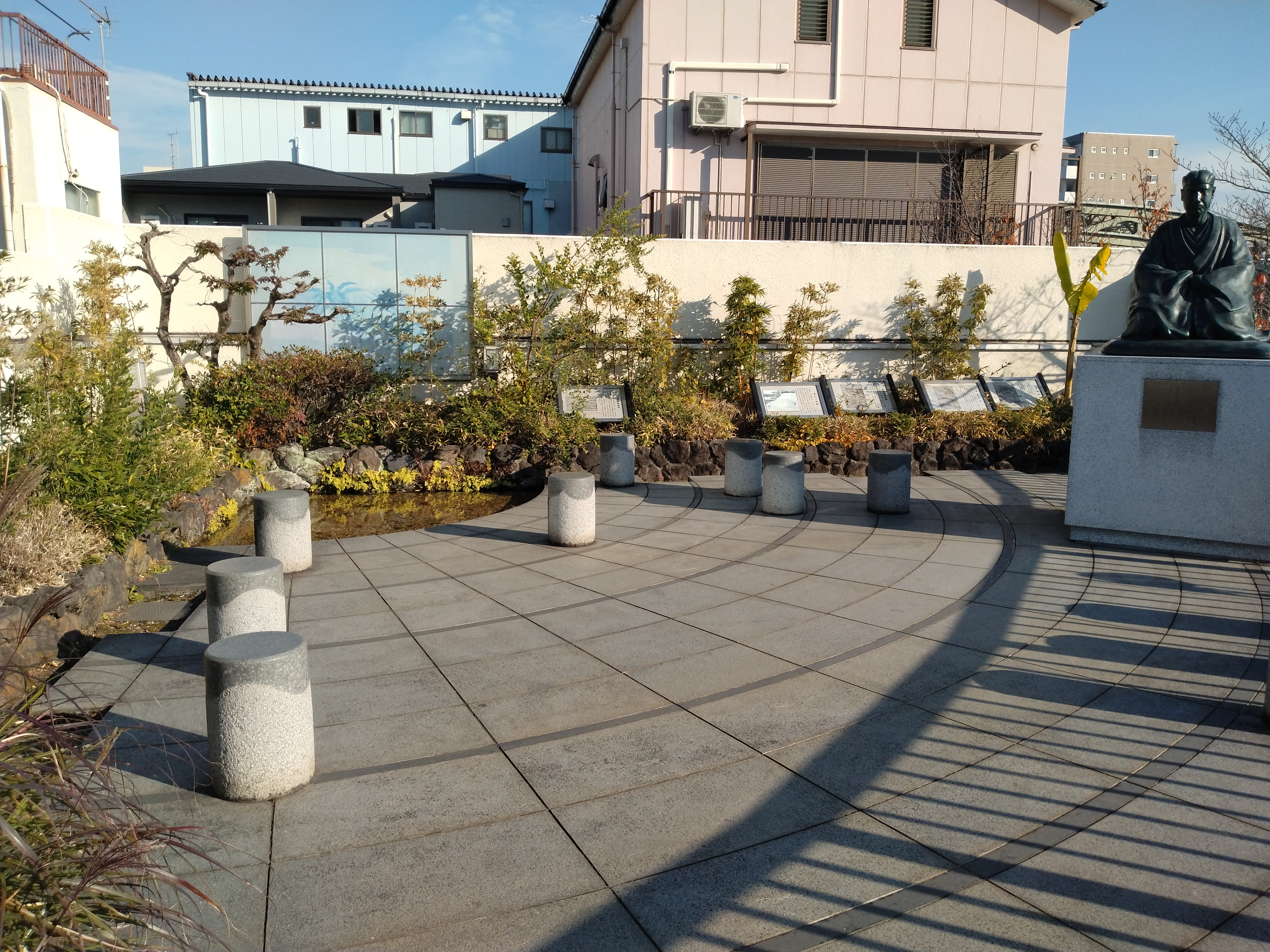 芭蕉像と川の組み合わせ