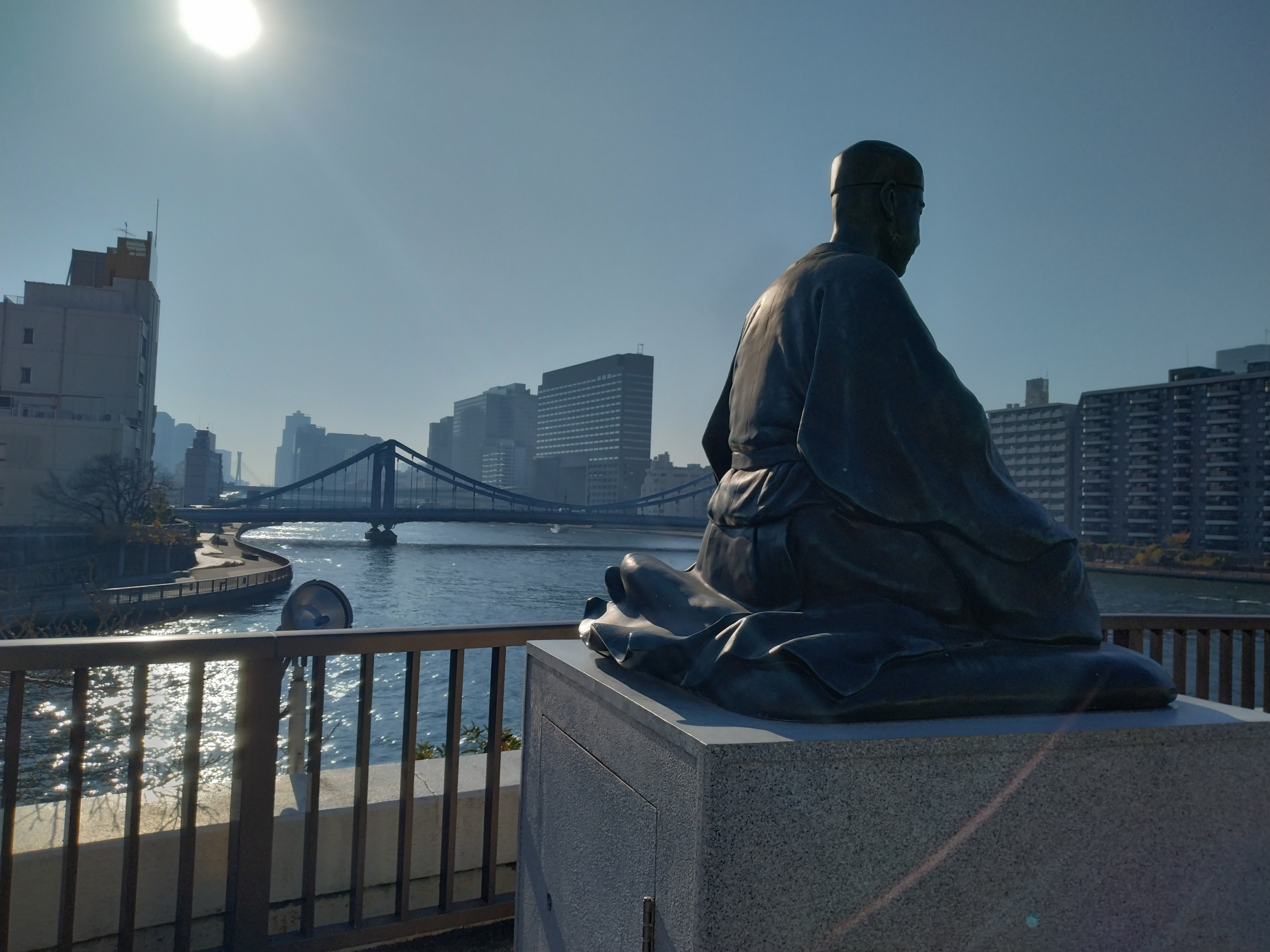 芭蕉像と対岸の景観