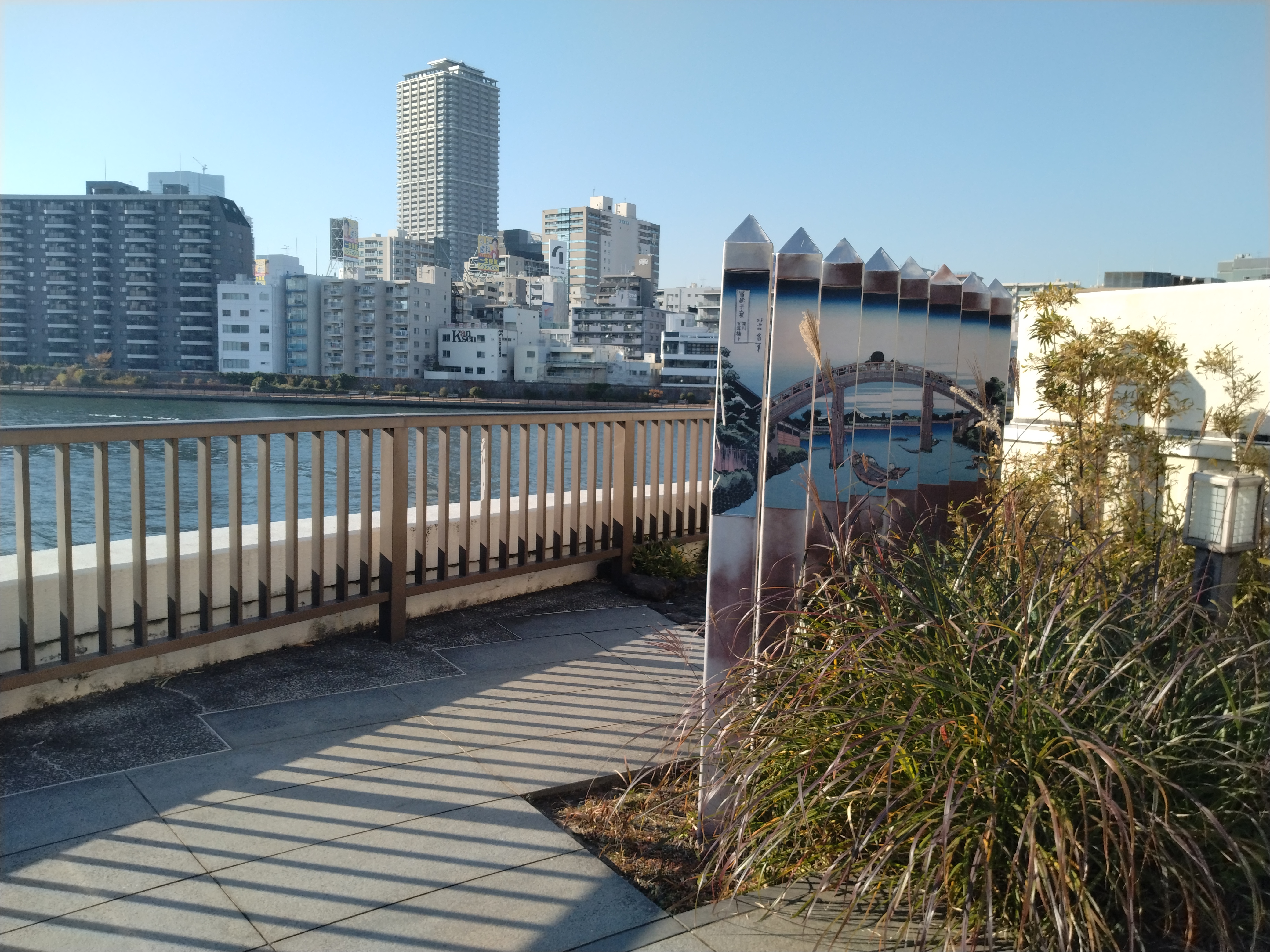 川沿いの木製デッキ