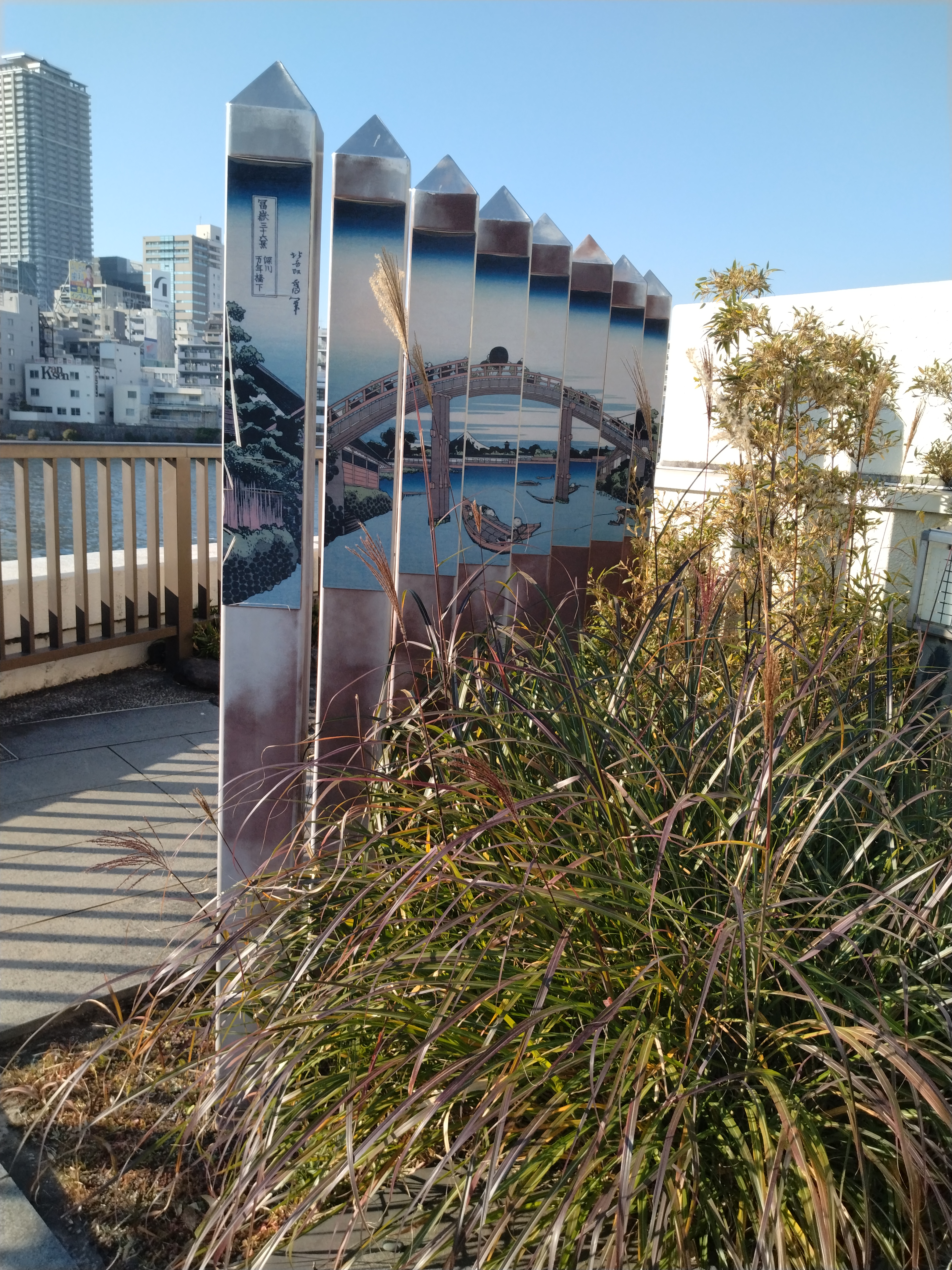 水面と遊歩道が続く風景
