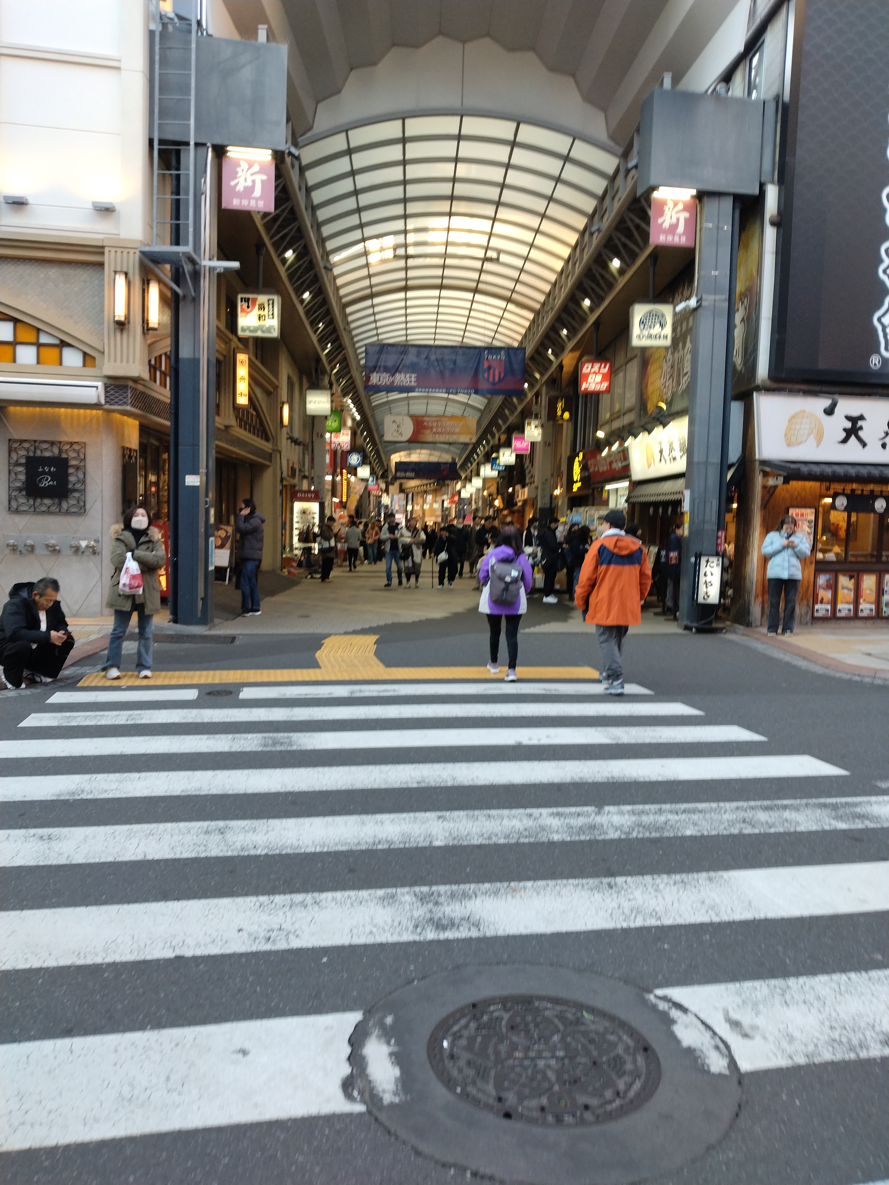 観光客が行き交う浅草らしい商店街入口