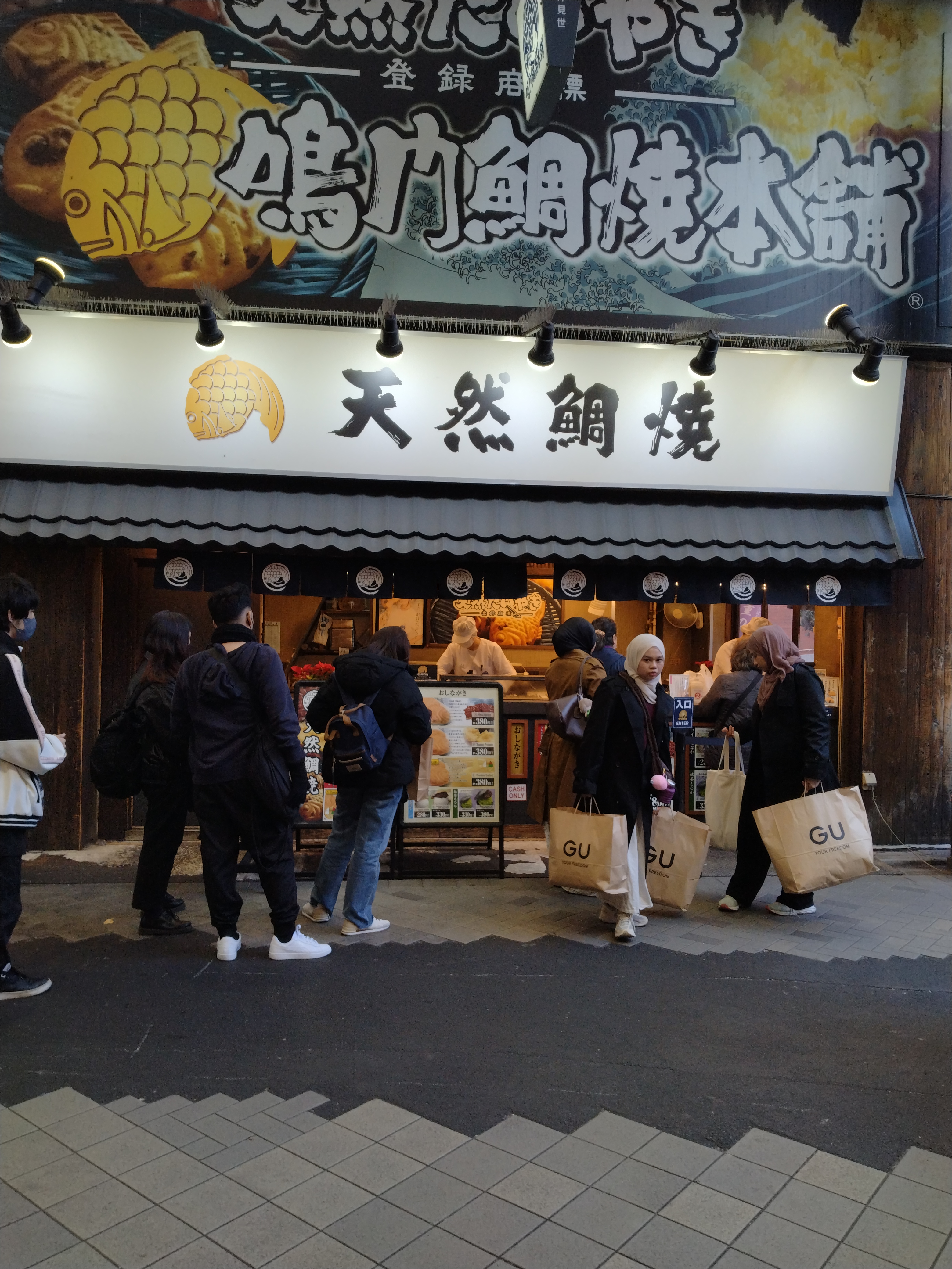 老舗料理店を訪れる観光客