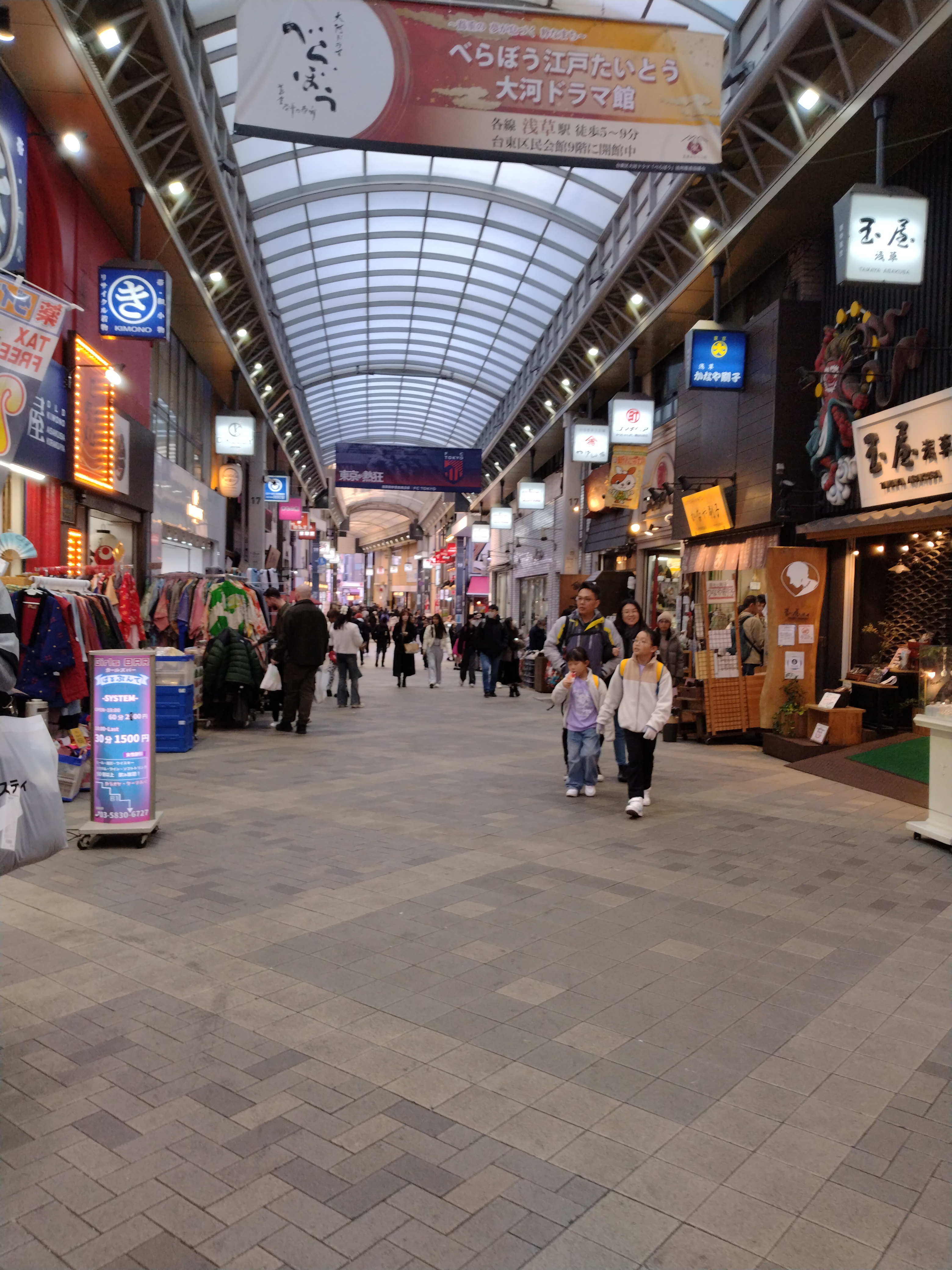 にぎわう商店街の中央通り