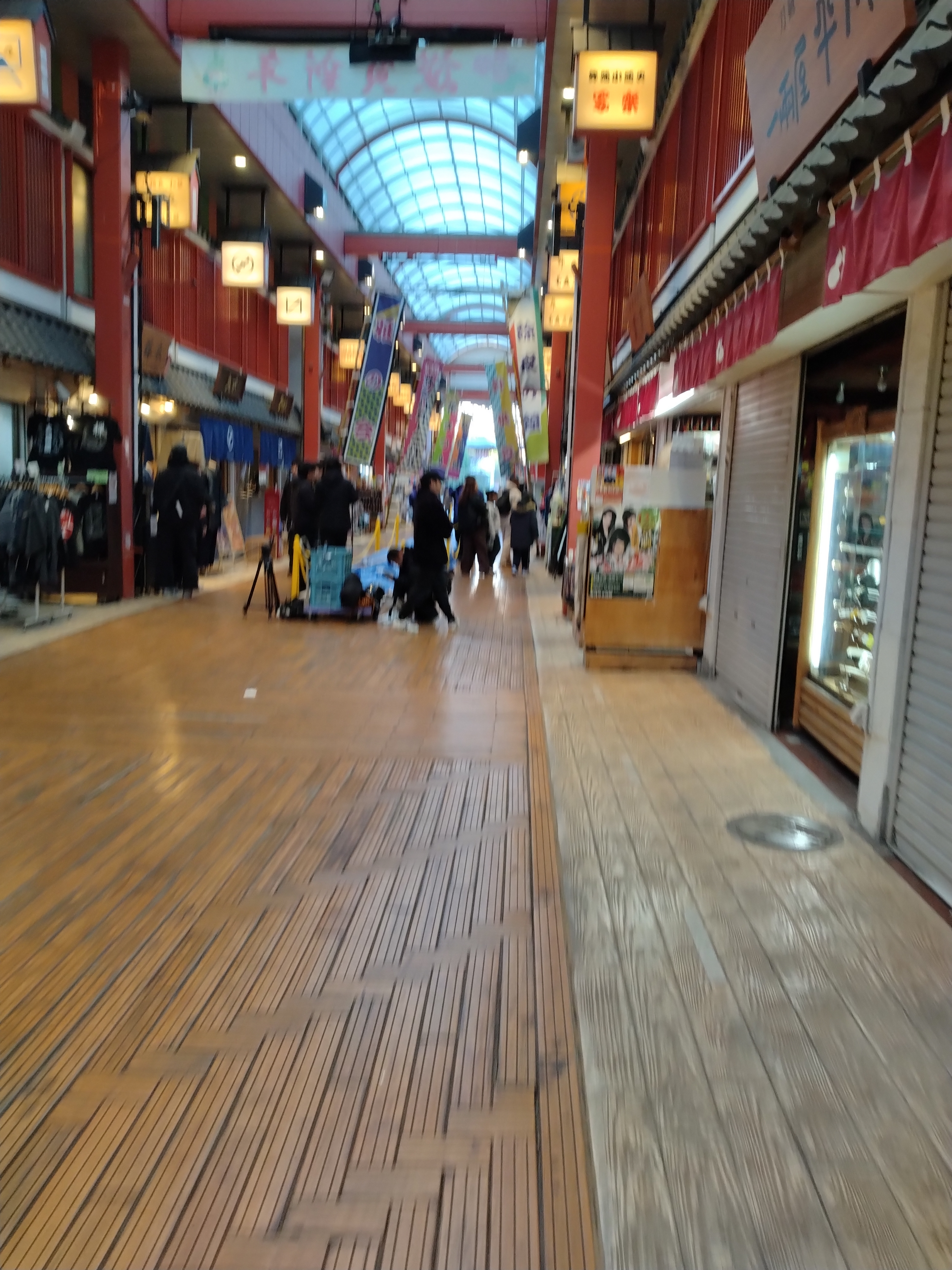 浅草西参道商店街で撮影の準備中？