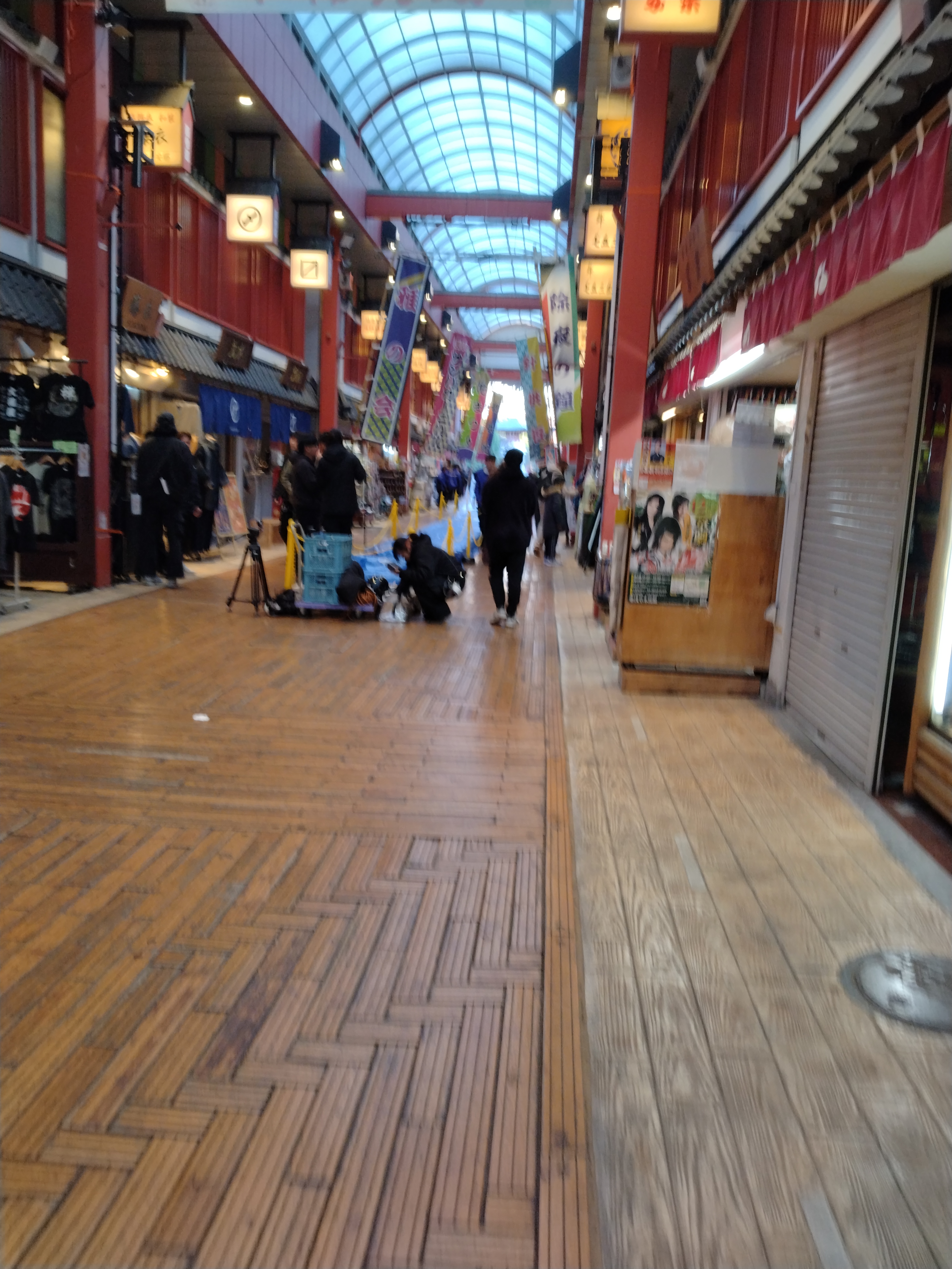 観光客でにぎわう商店街