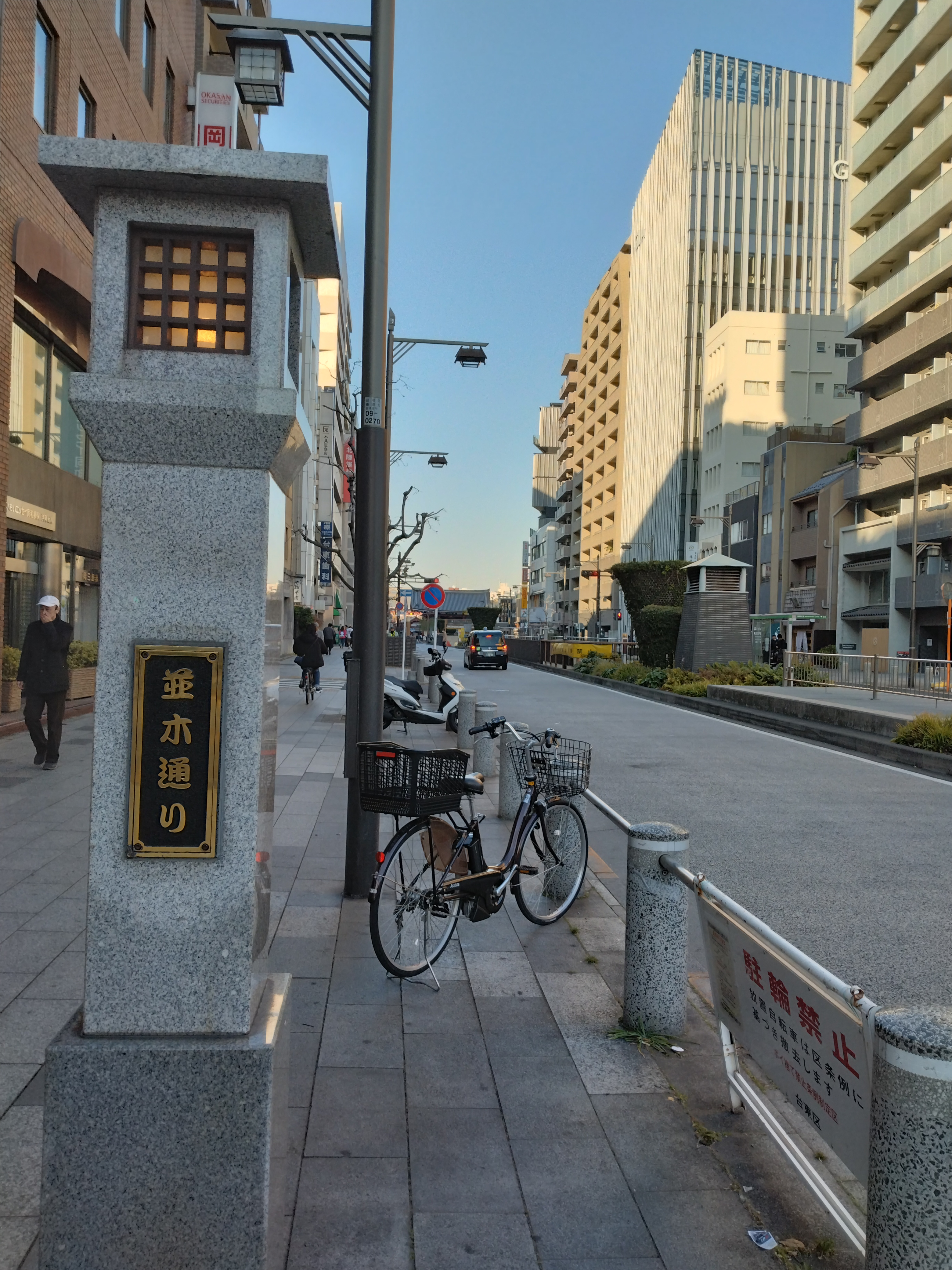 並木通り　浅草の石柱道標