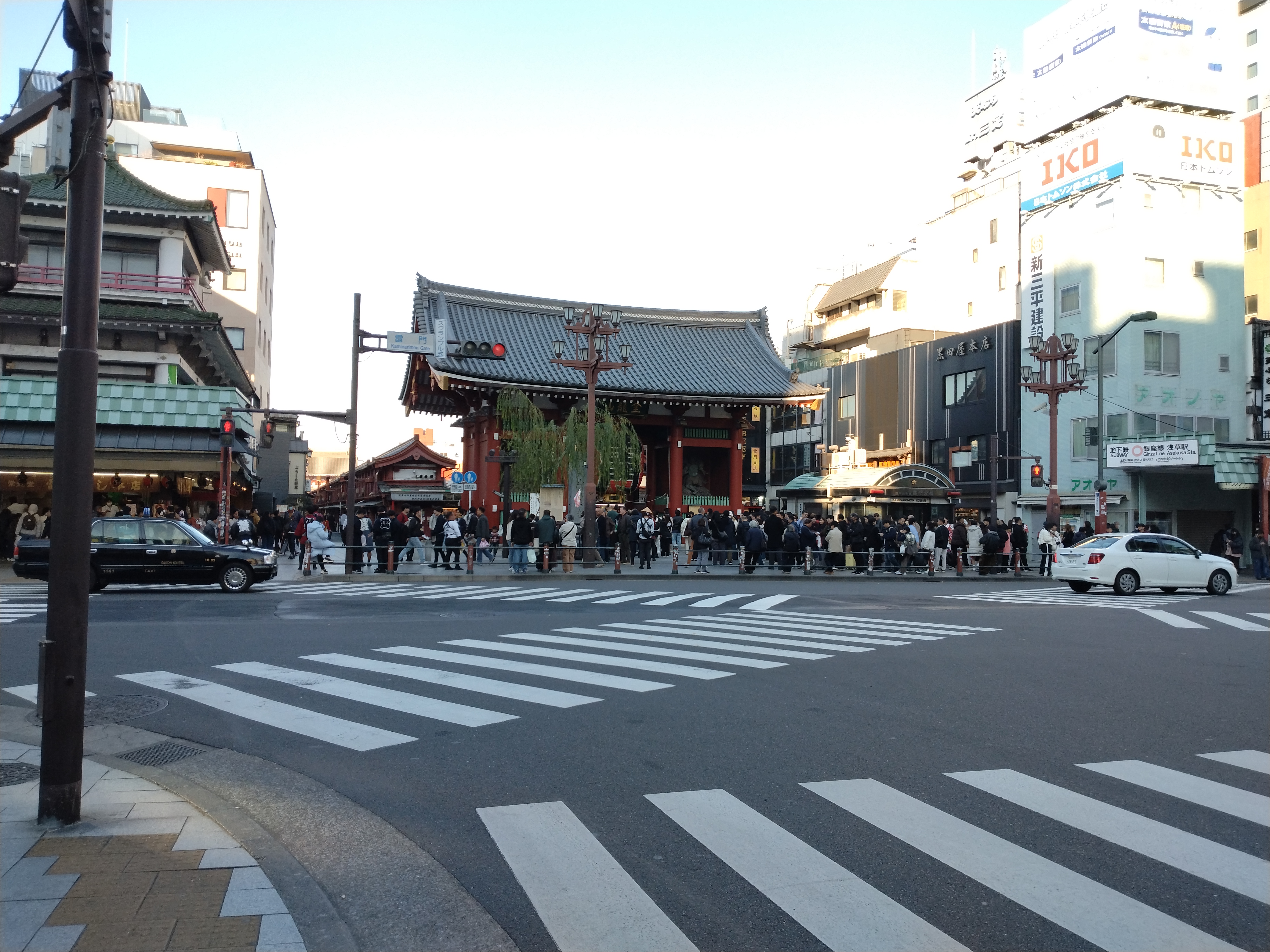 浅草の象徴的な街角