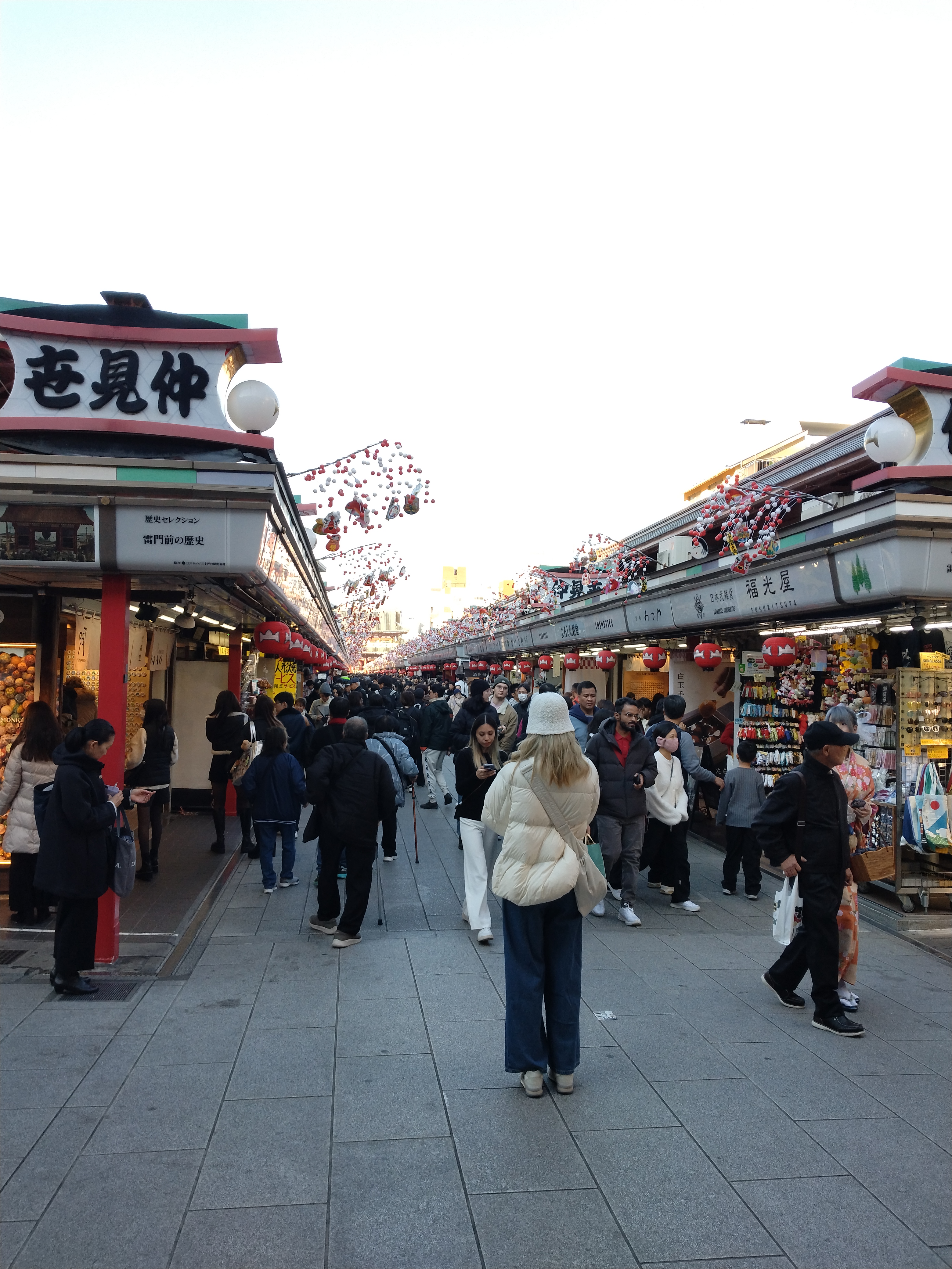 観光客で賑わう商店街