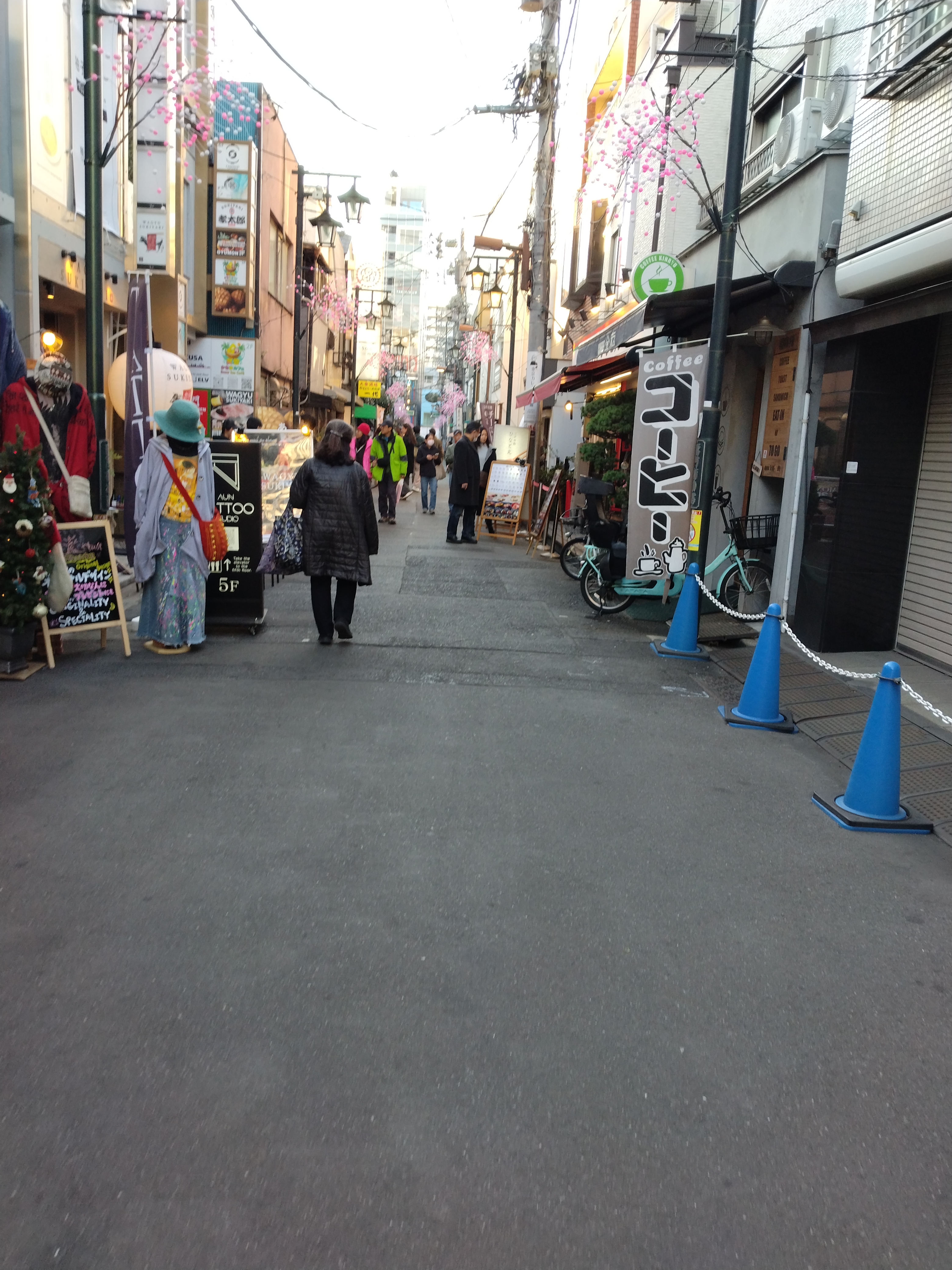 飲食店が立ち並ぶ小道