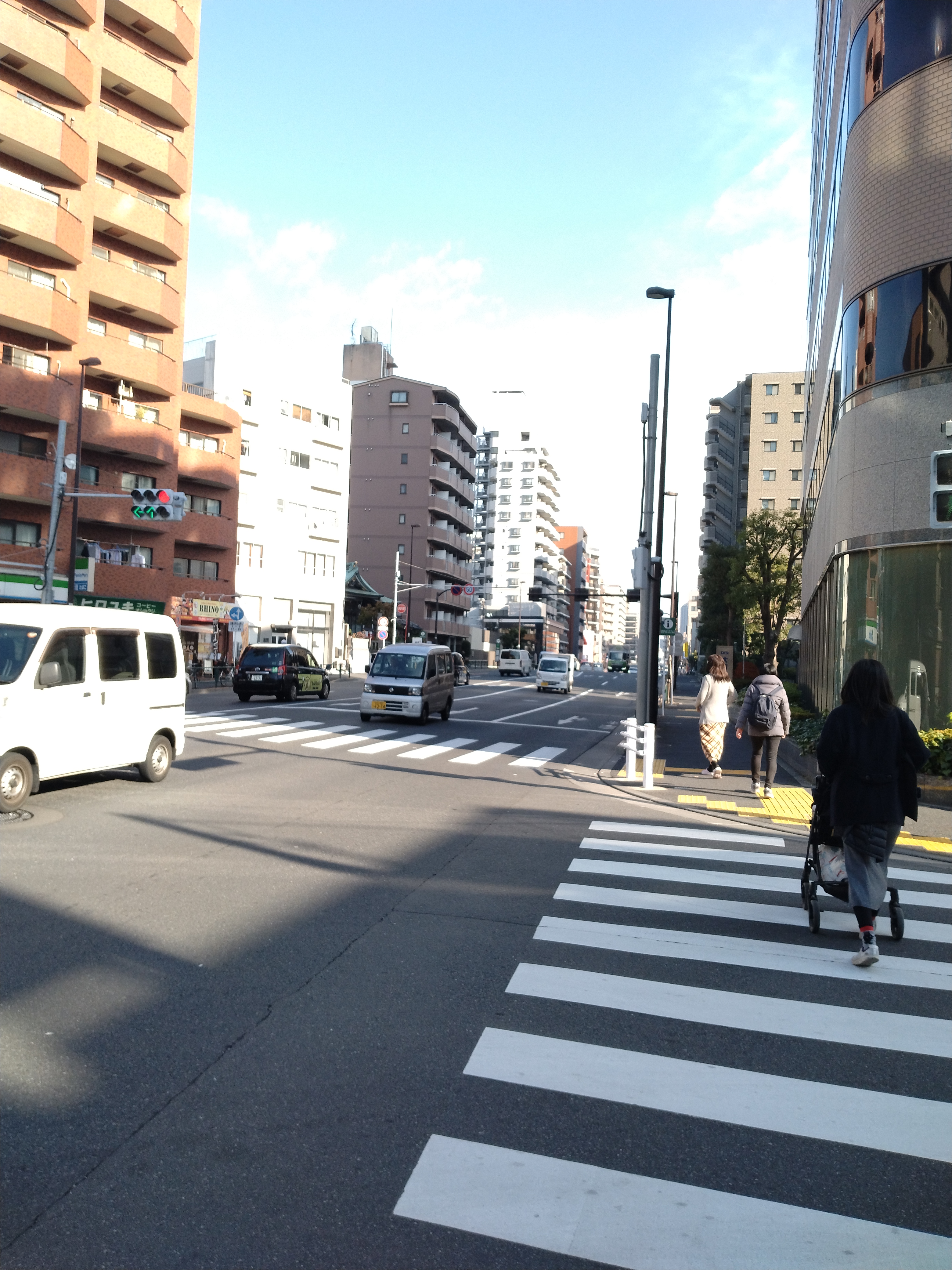 住宅とビルが並ぶ道路