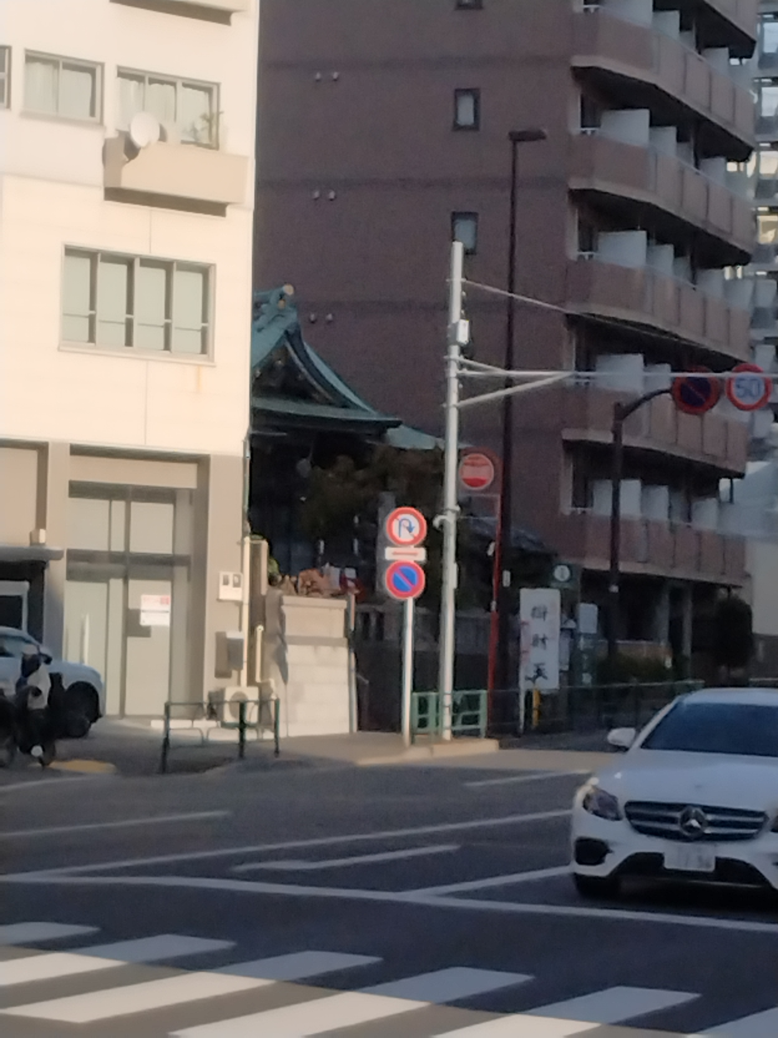 冬木弁天堂(大和総研株式会社本社ビル向かい)