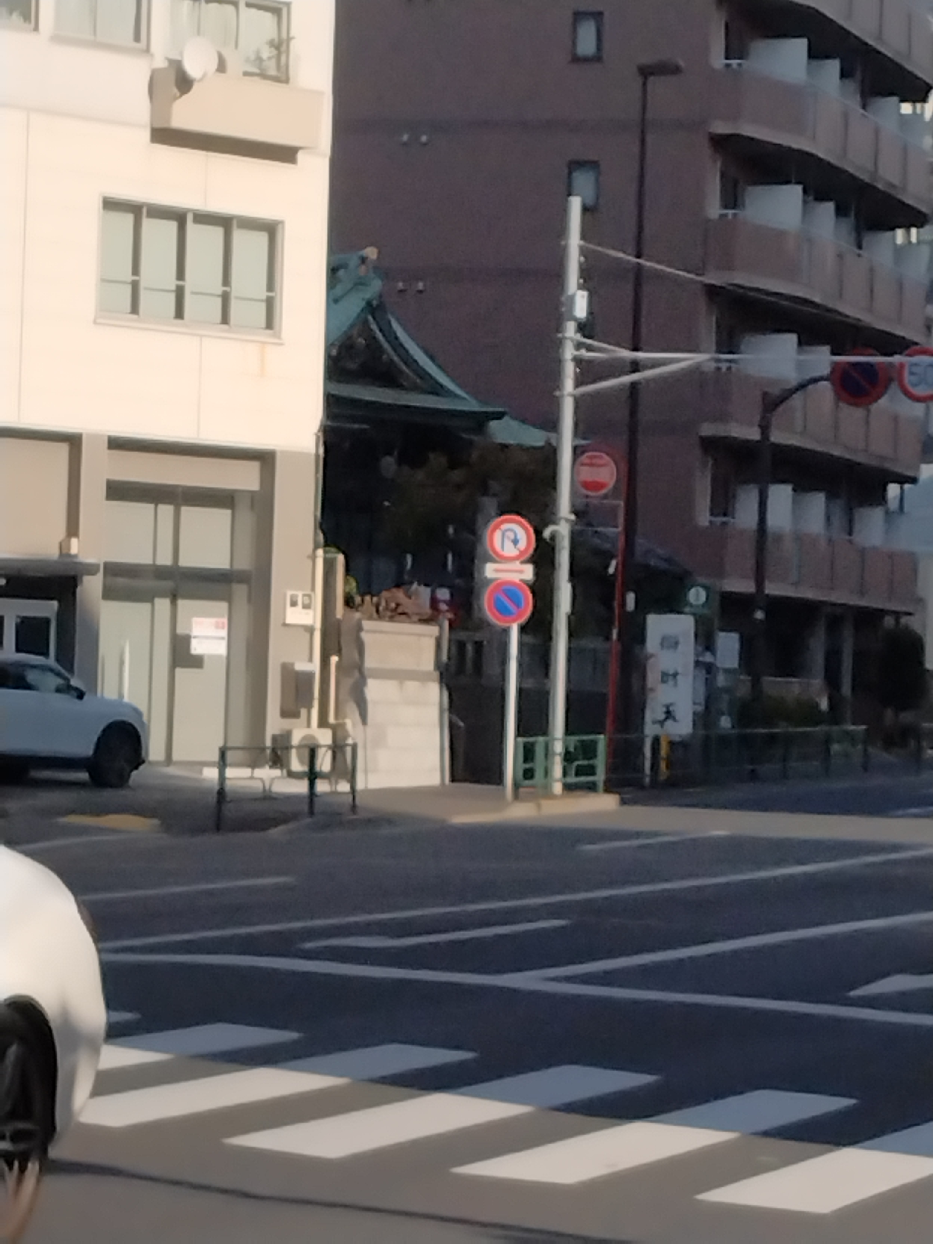 細い歩道のある生活道路