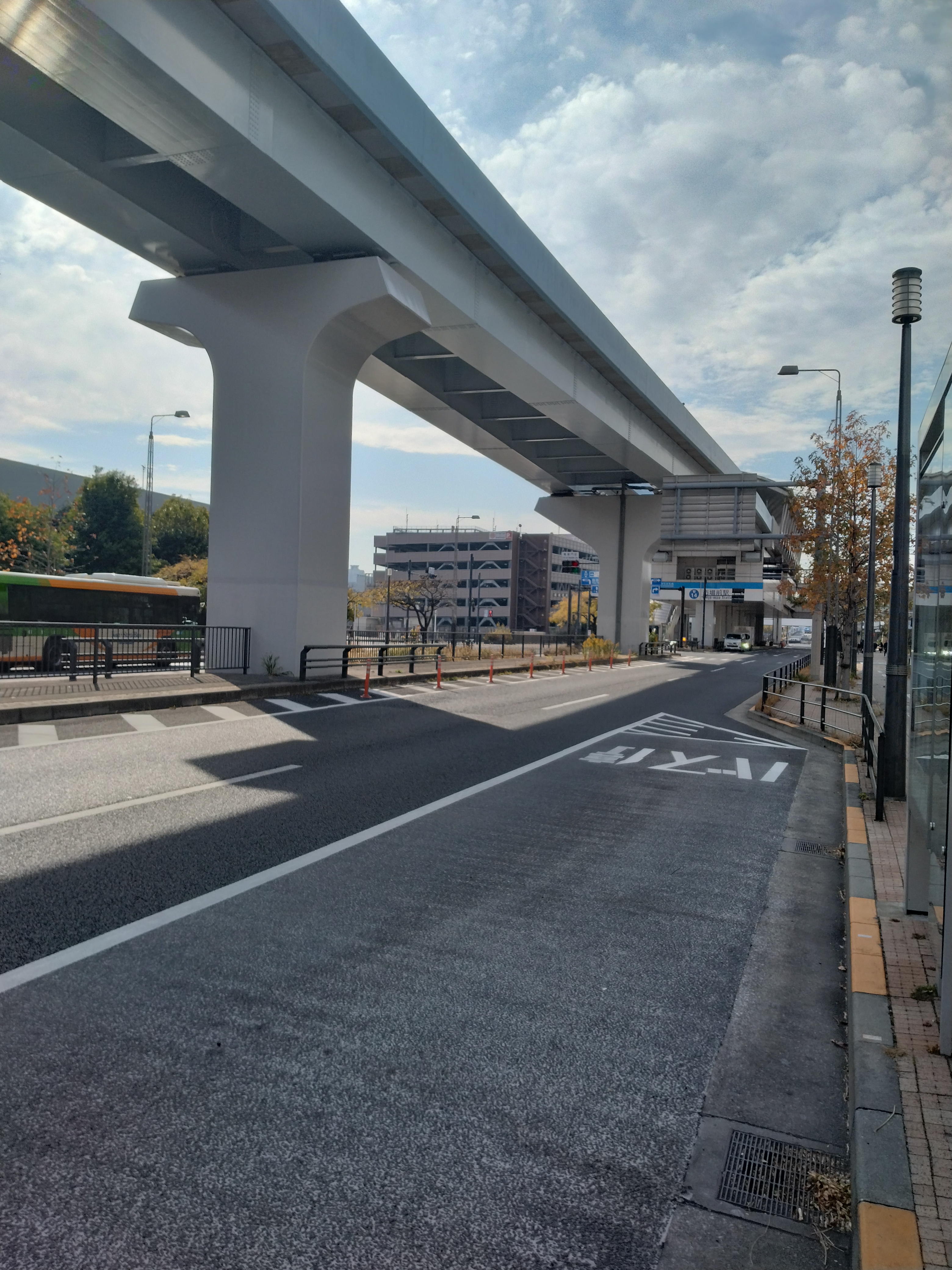 高架下をまっすぐ伸びる車道の風景