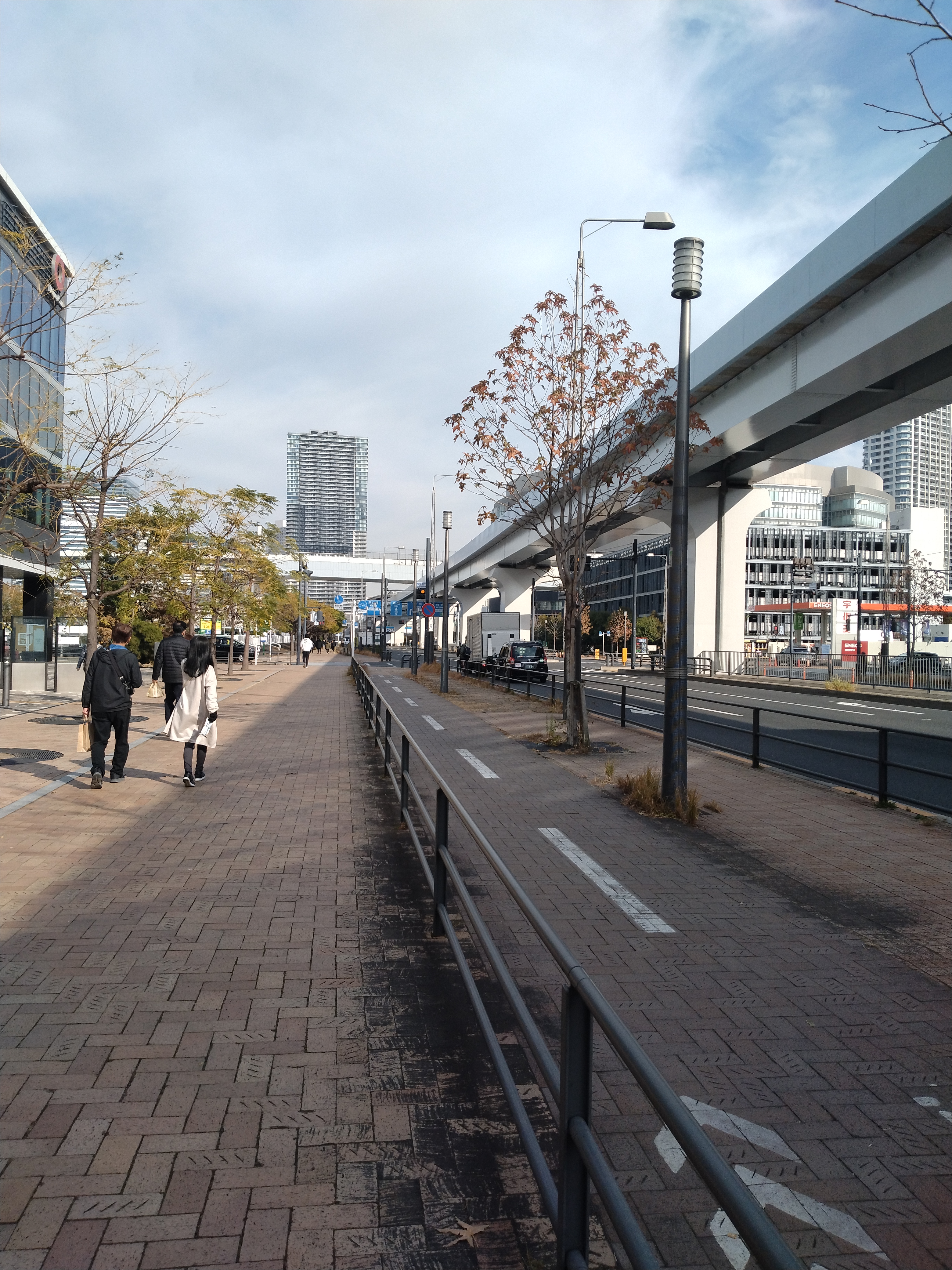 高架沿いに続く歩道と街路樹
