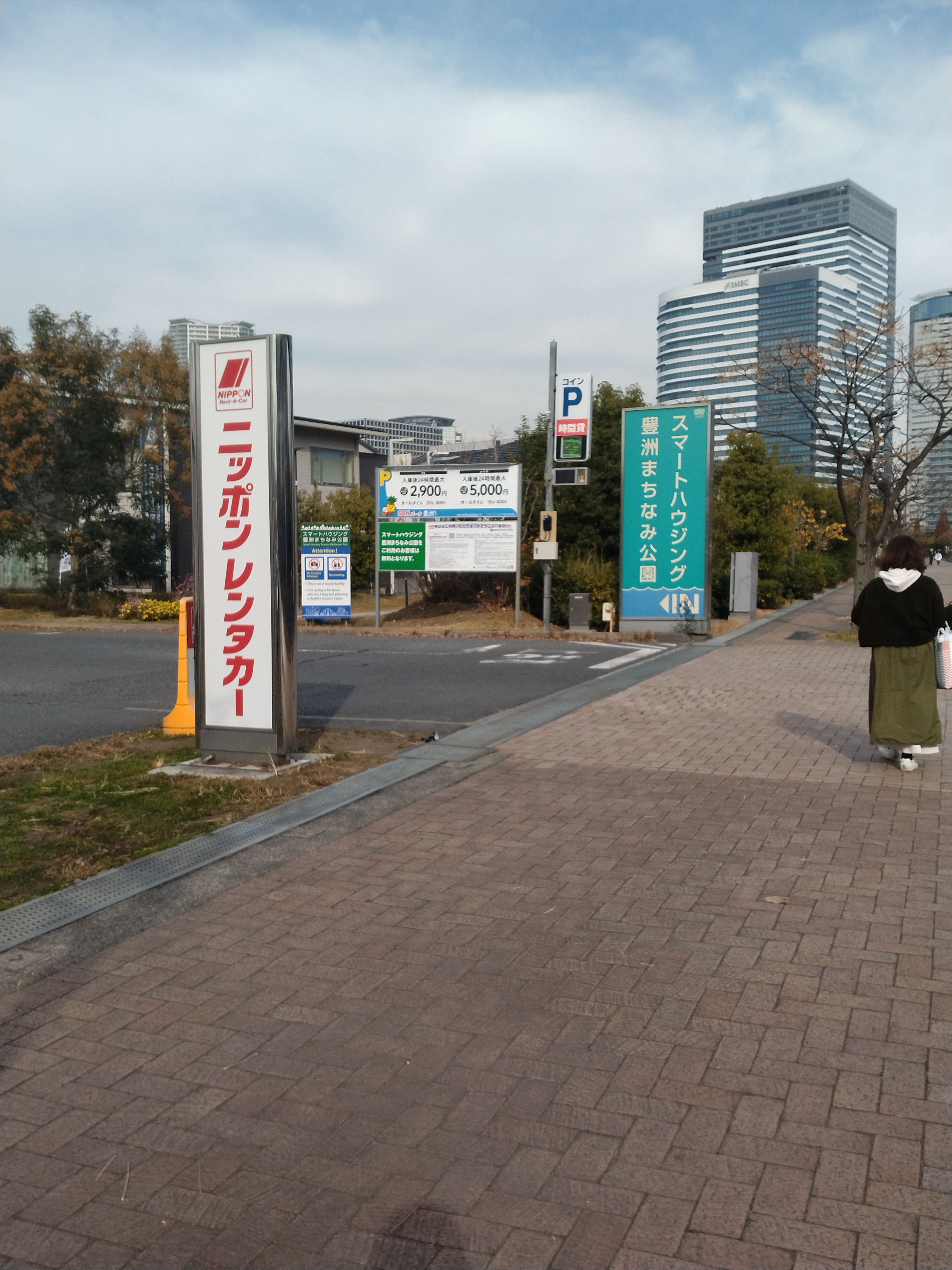 広場でくつろぐ人々