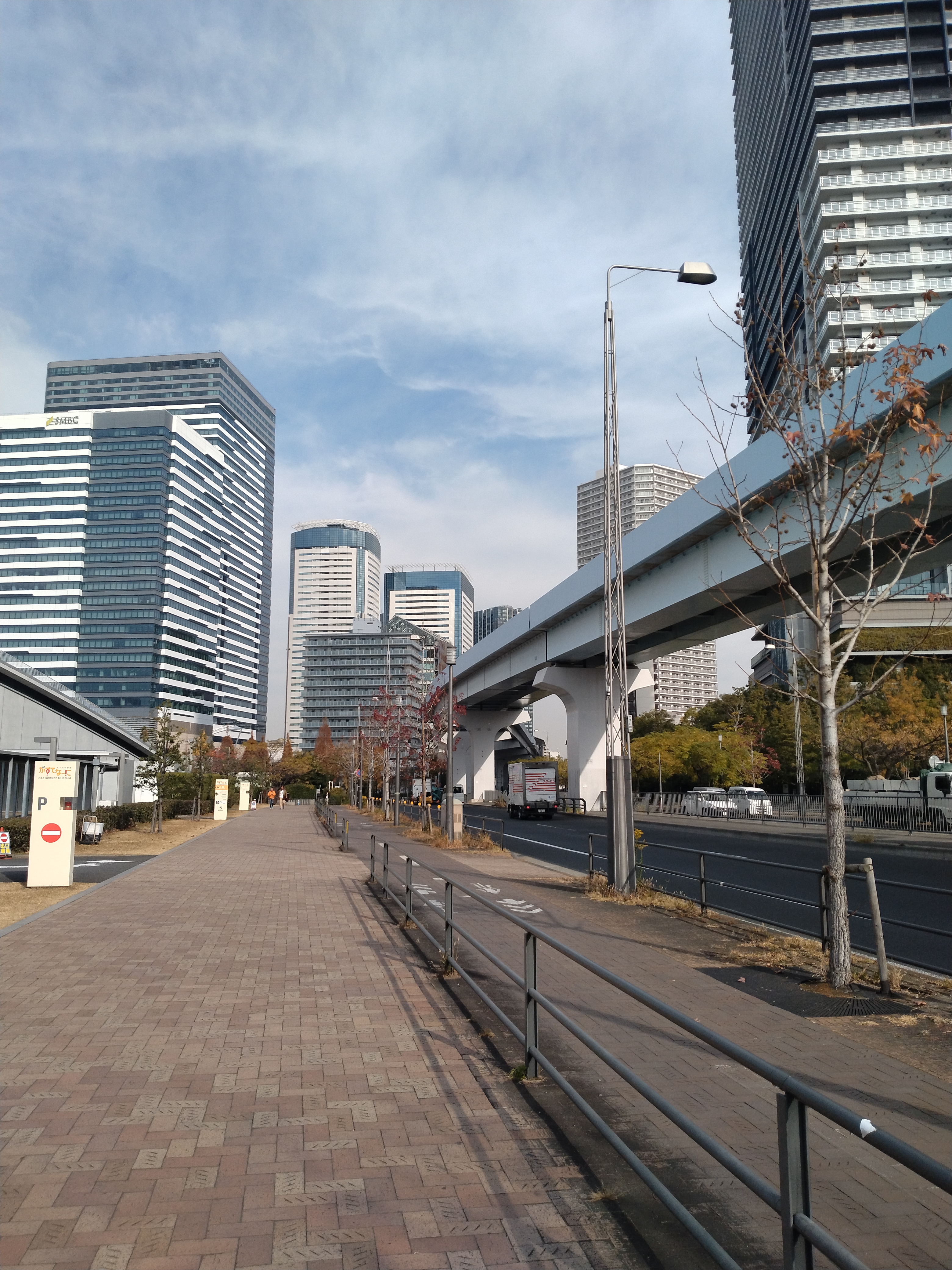 高架下をまっすぐ伸びる歩道