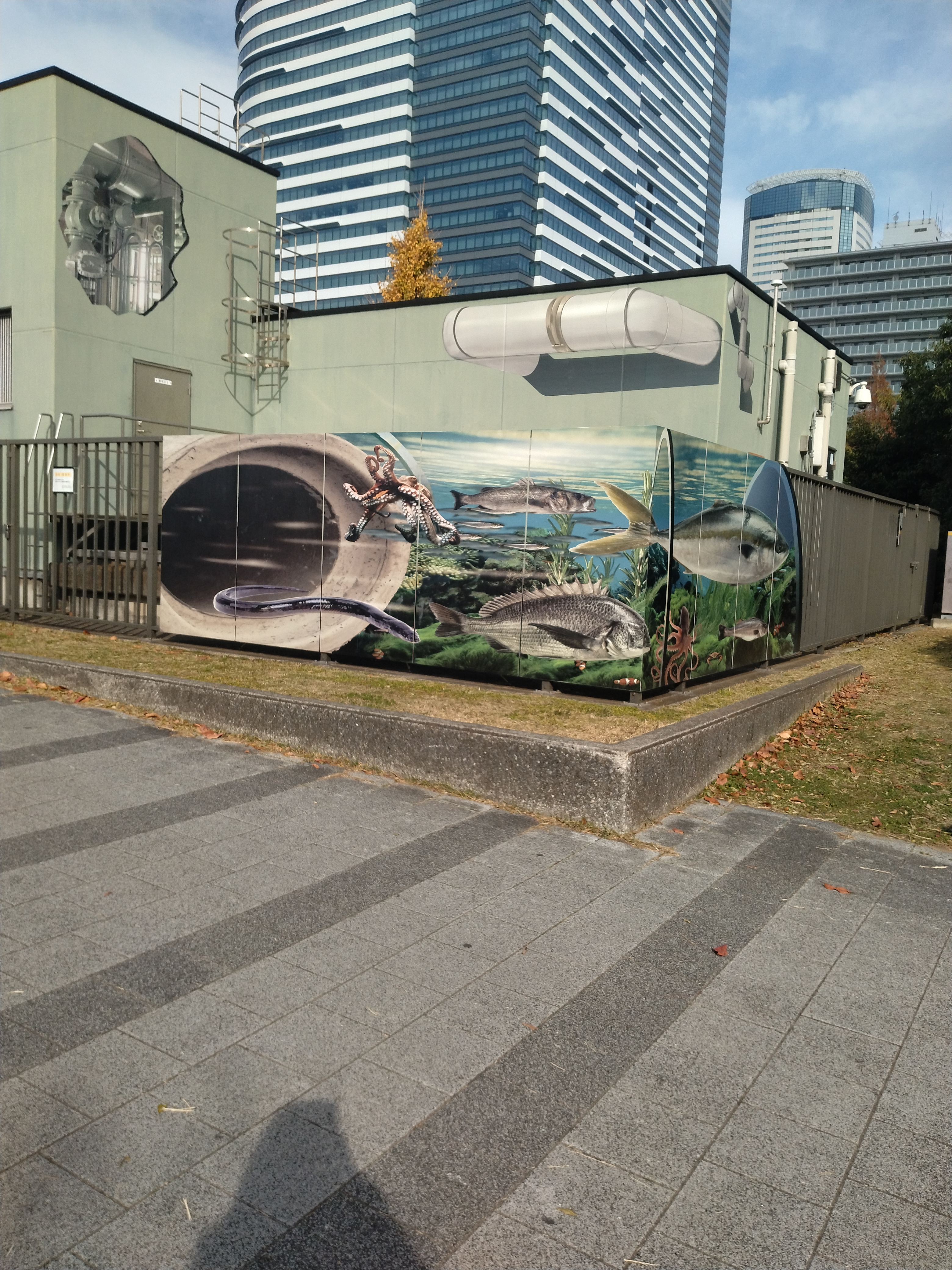 カラフルな壁画と歩道