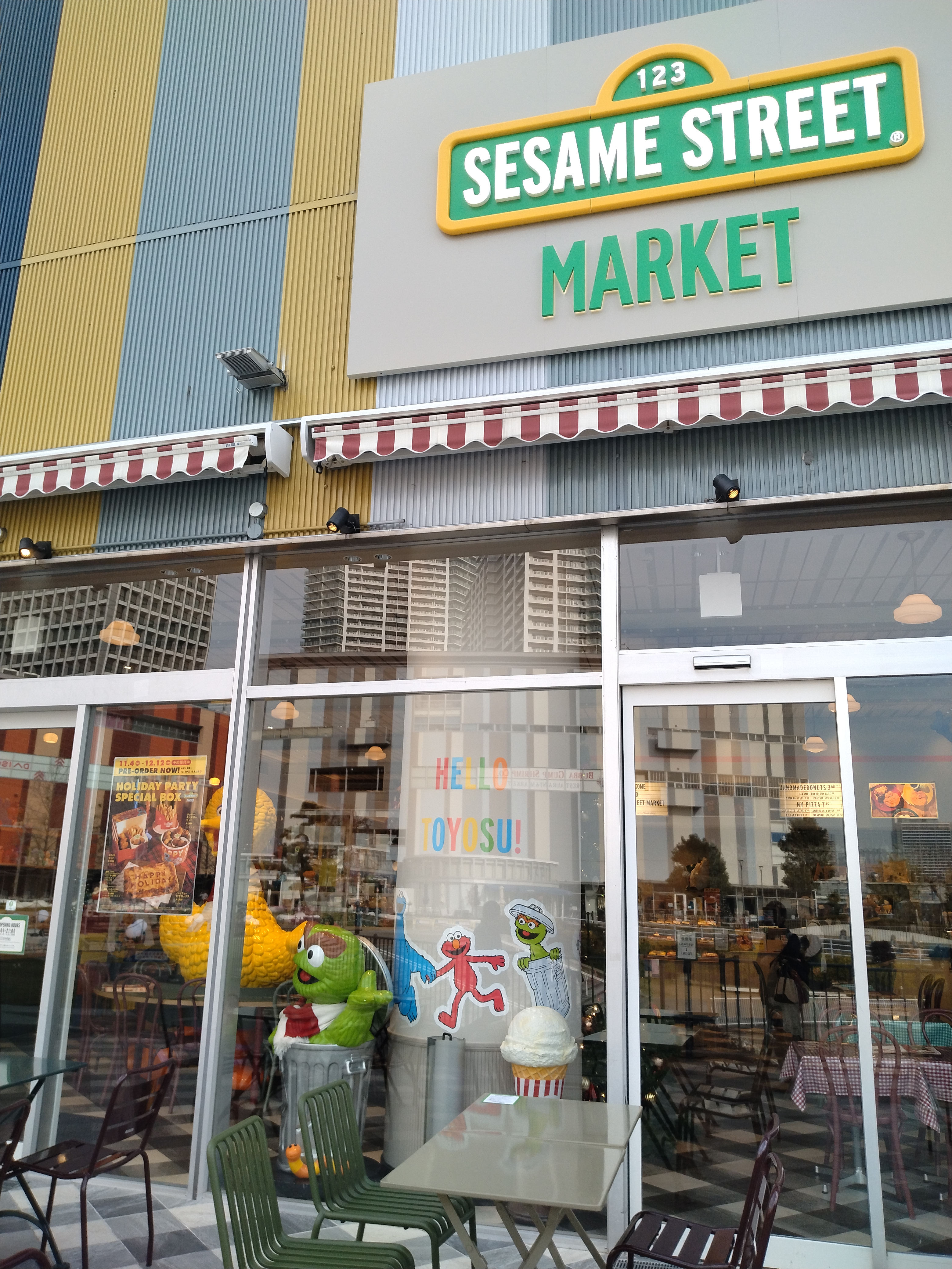 店舗前のにぎわい