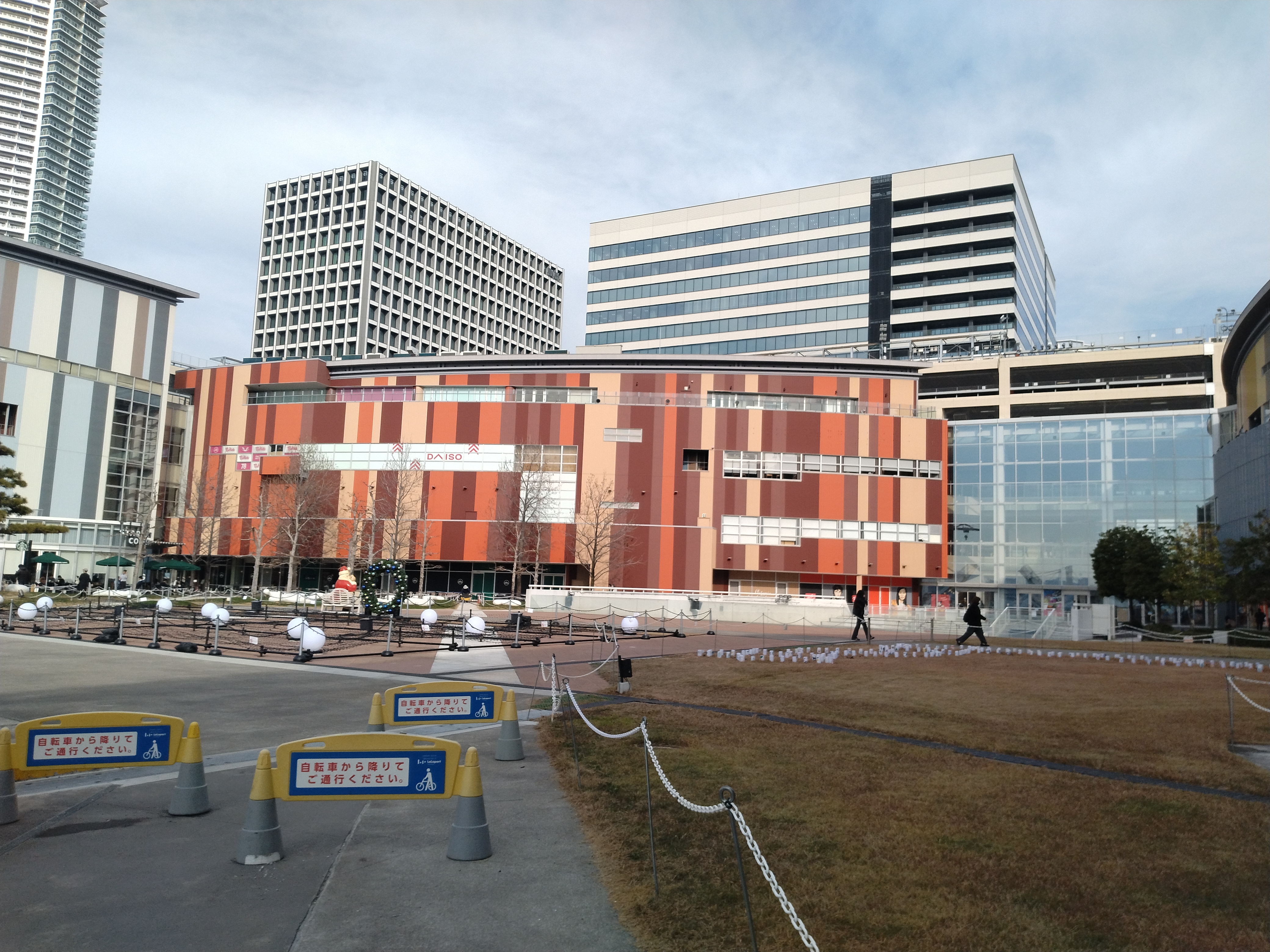 広場とレインボーブリッジ方面の景色