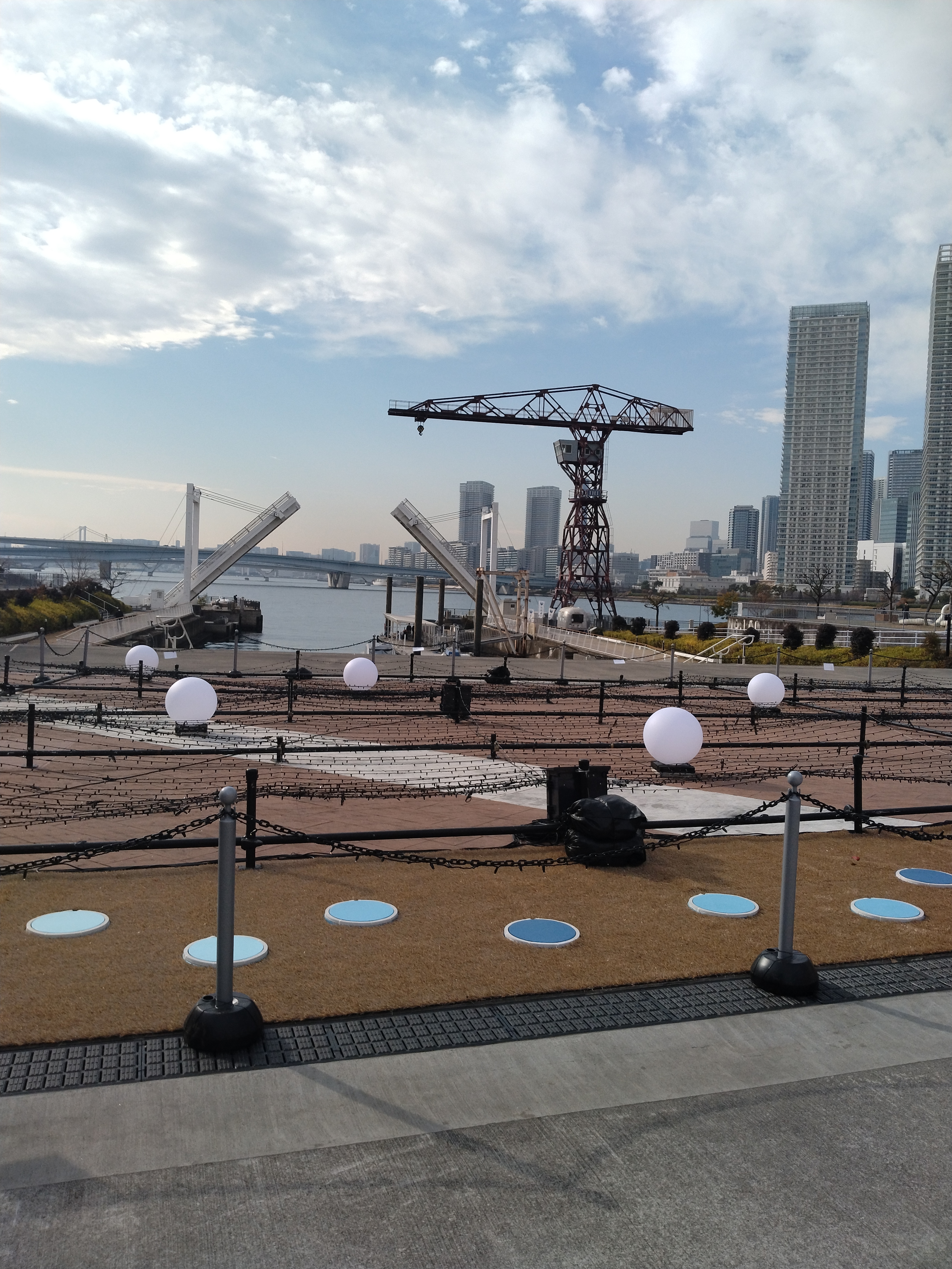 白い球形の展示物が並ぶ広場