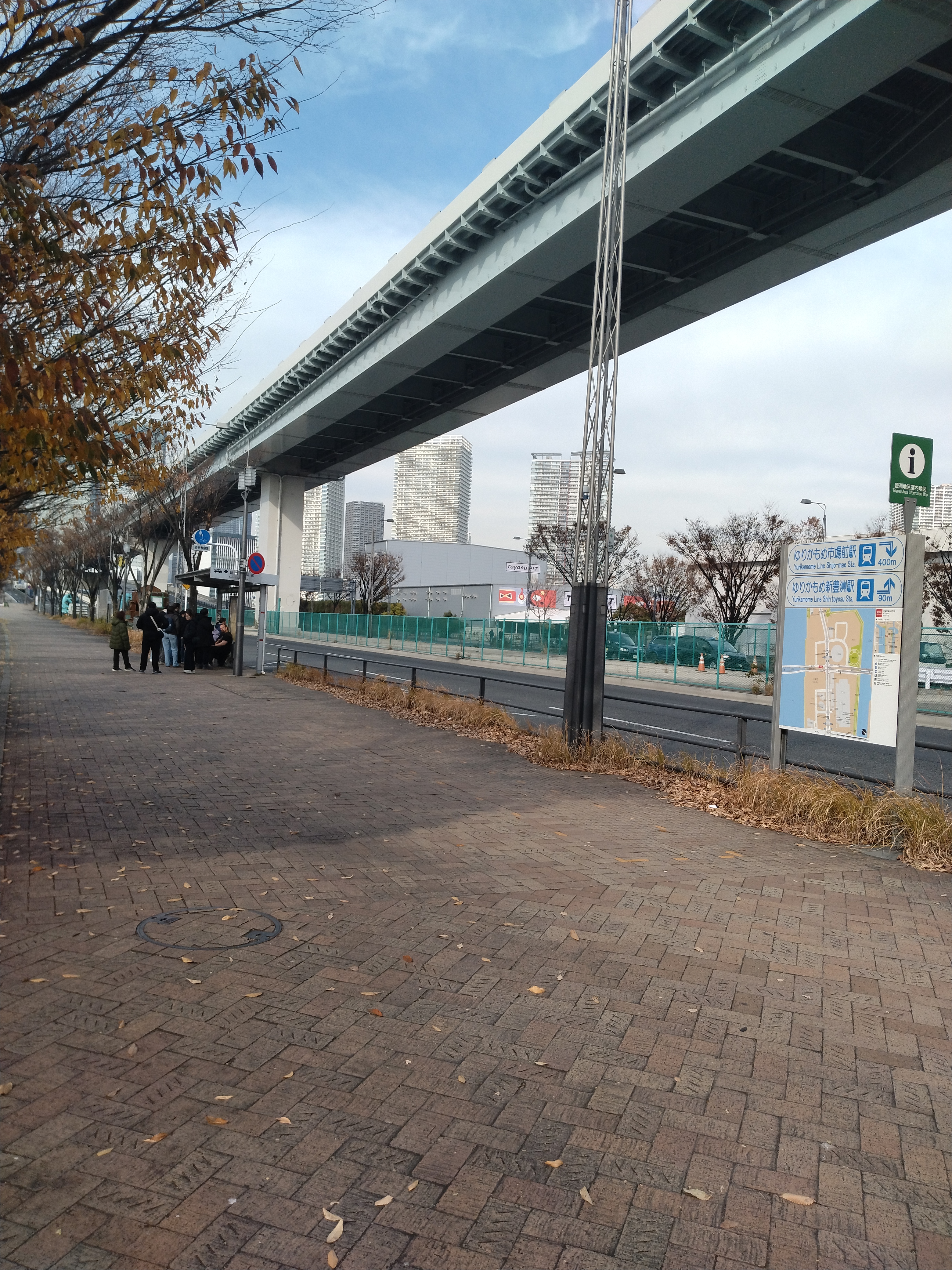 歩道と標識が並ぶ駅前