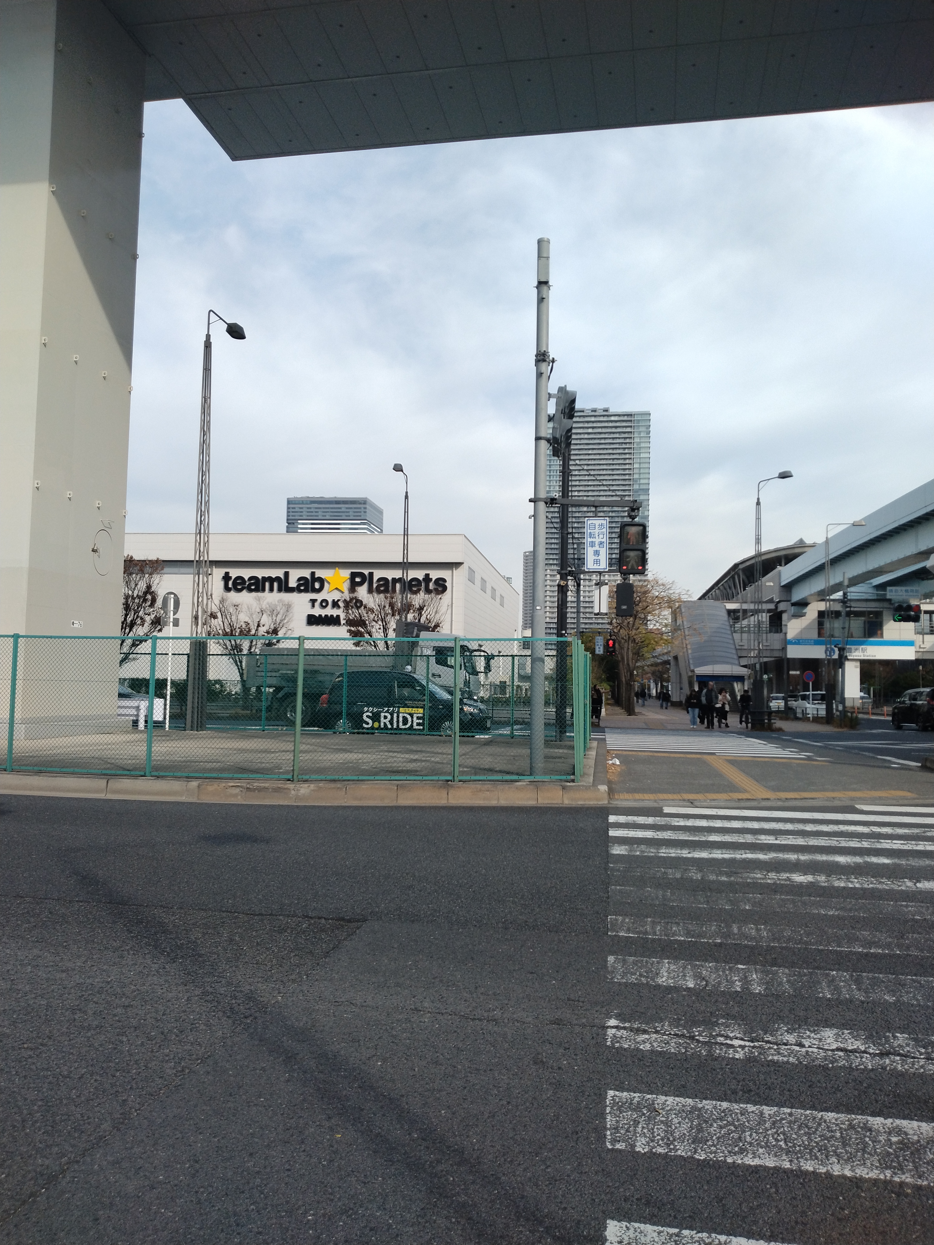 駅前広場を行き交う人々