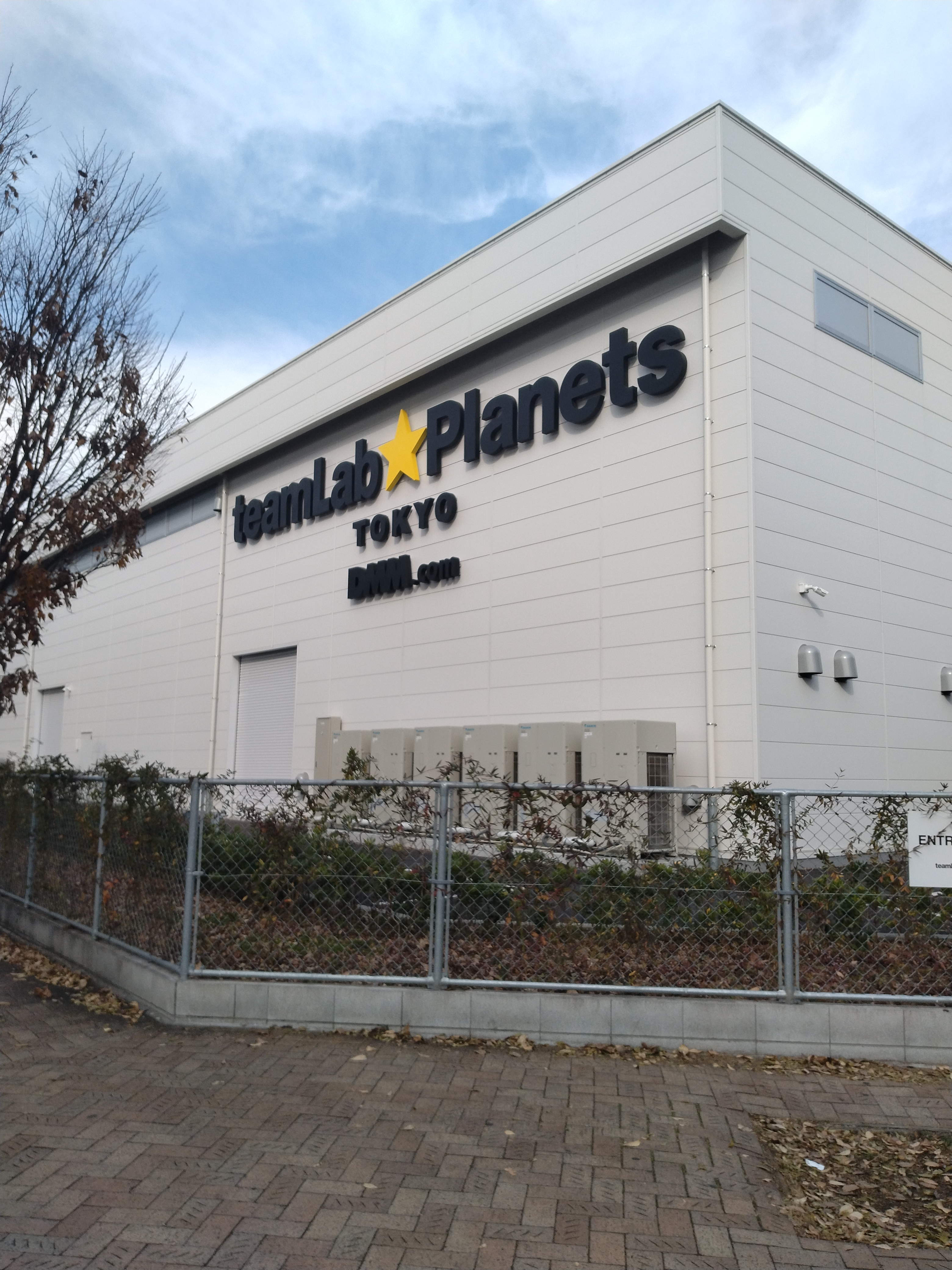 白い壁面が特徴の建物