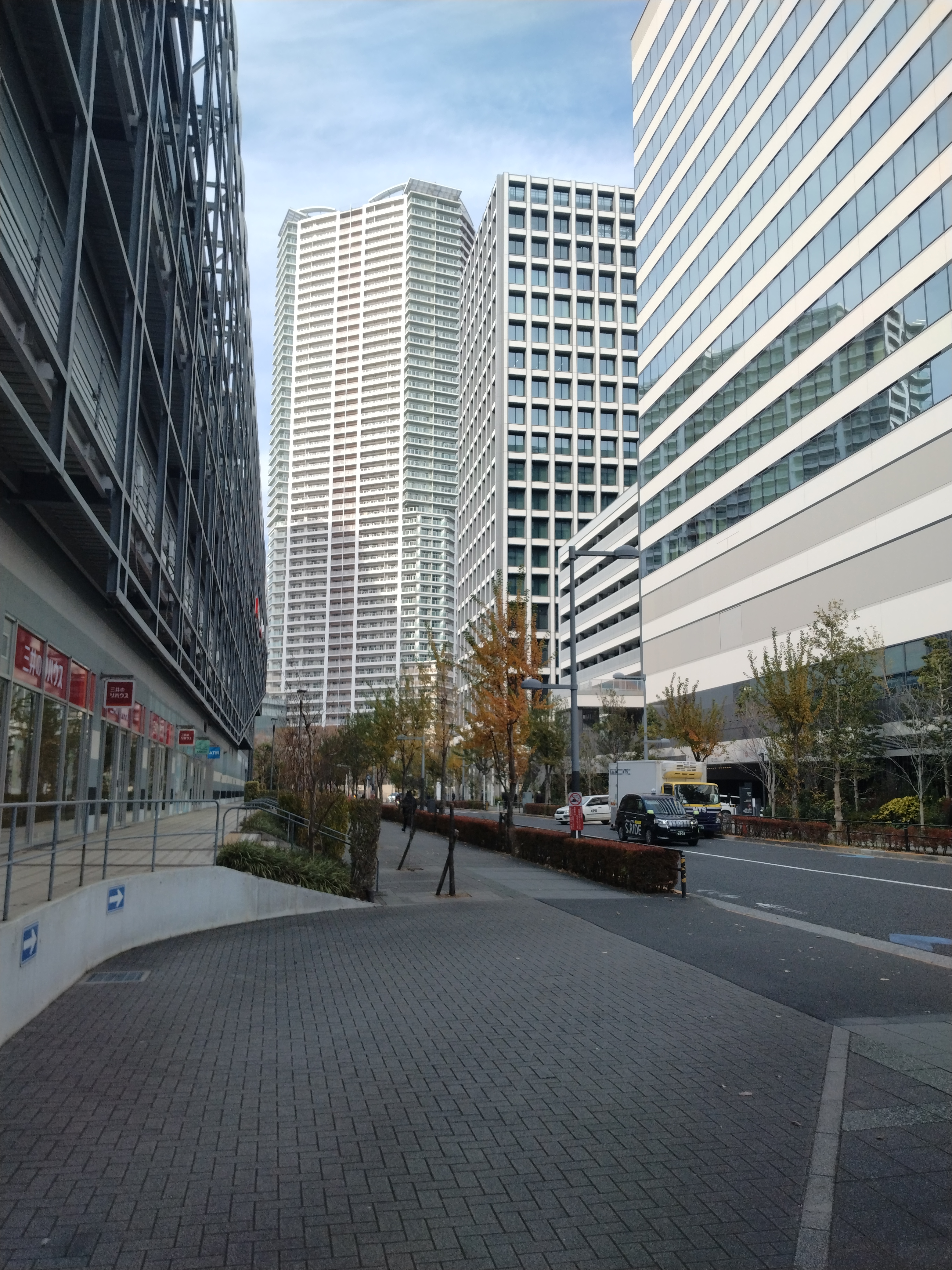 ビルに囲まれた都市道路