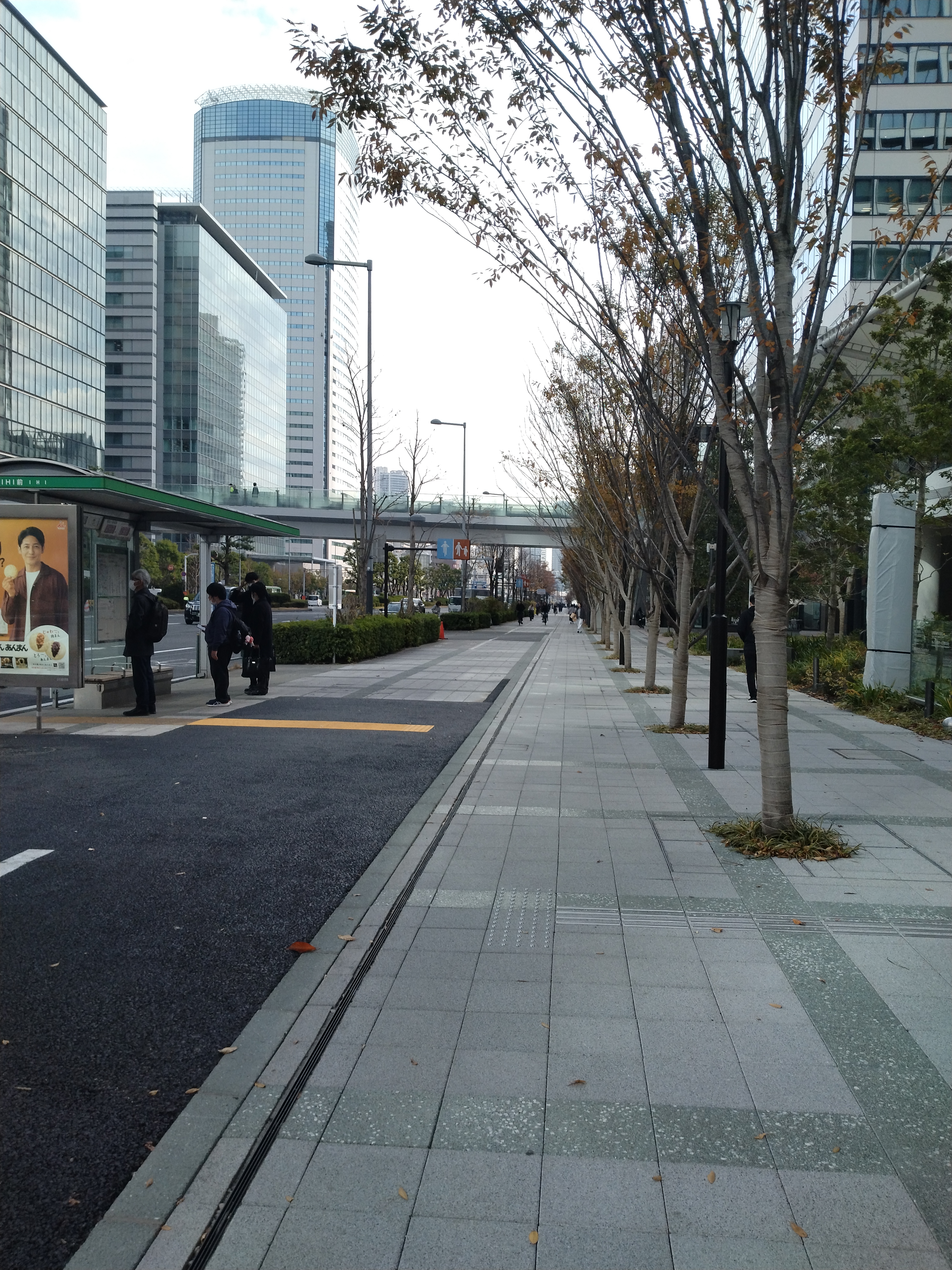 高架下に続く歩道風景
