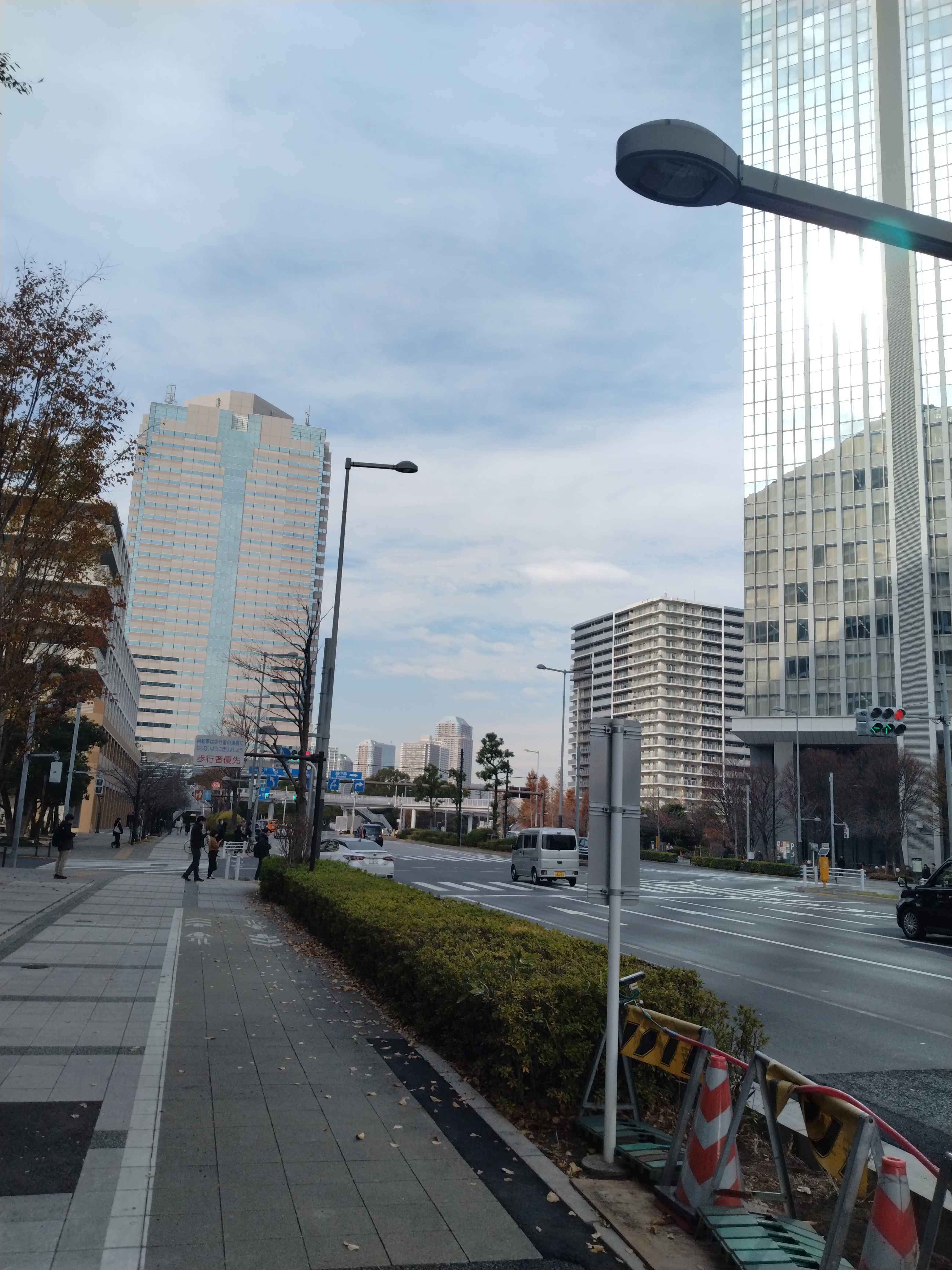 歩行者と道路が交差する風景