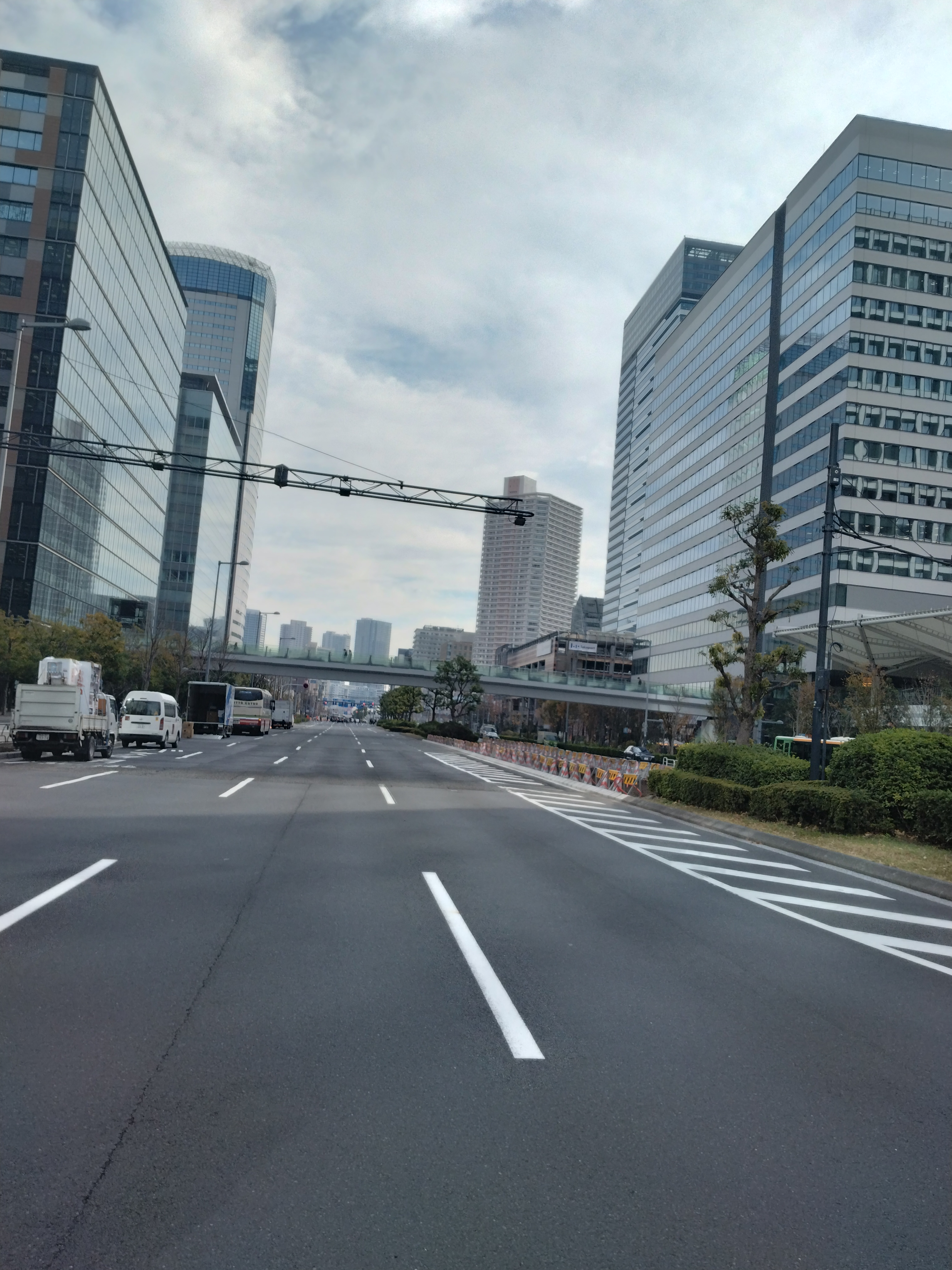 ビル沿いの直線道路