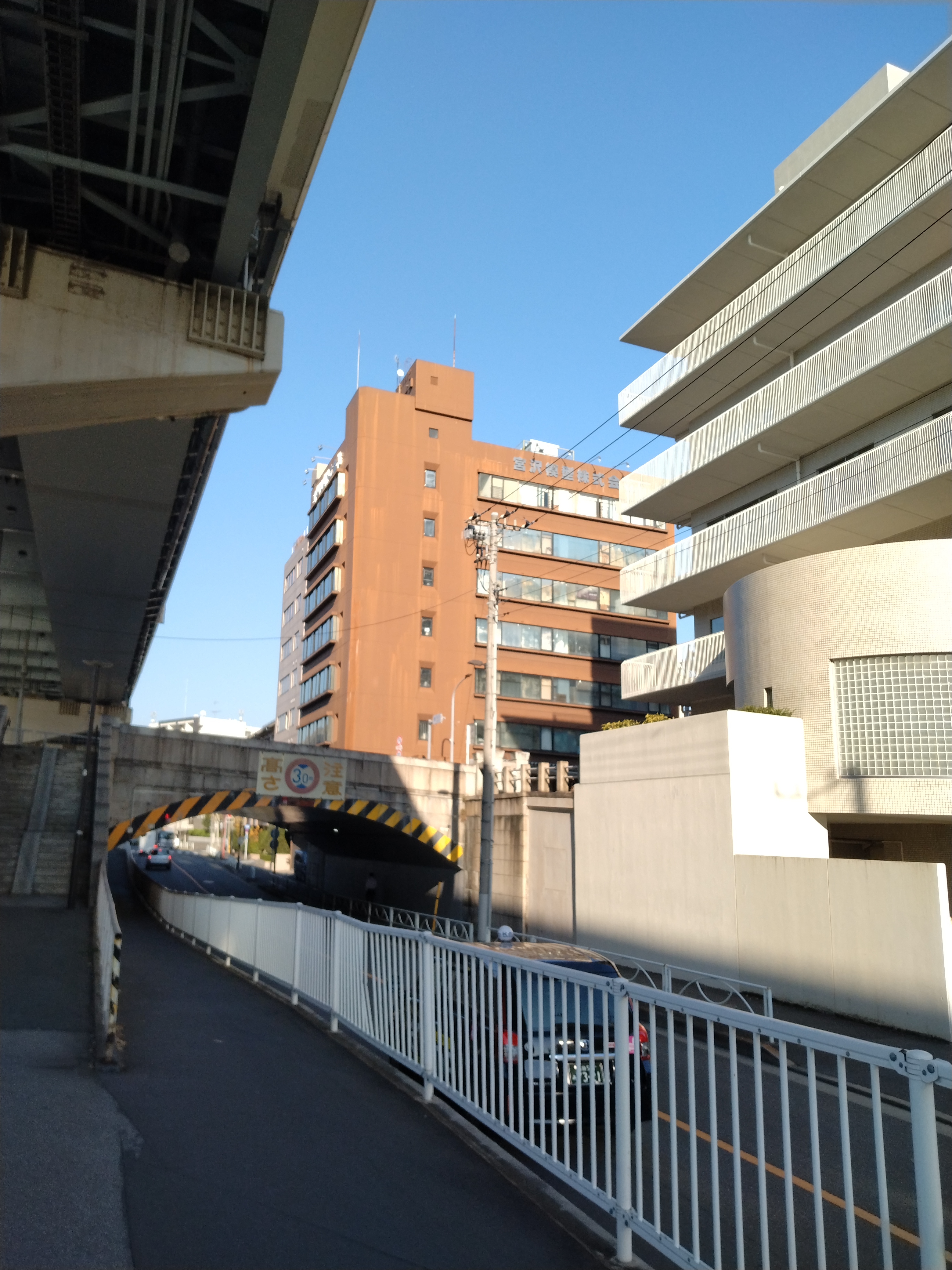 隅田川と高架が並行する風景