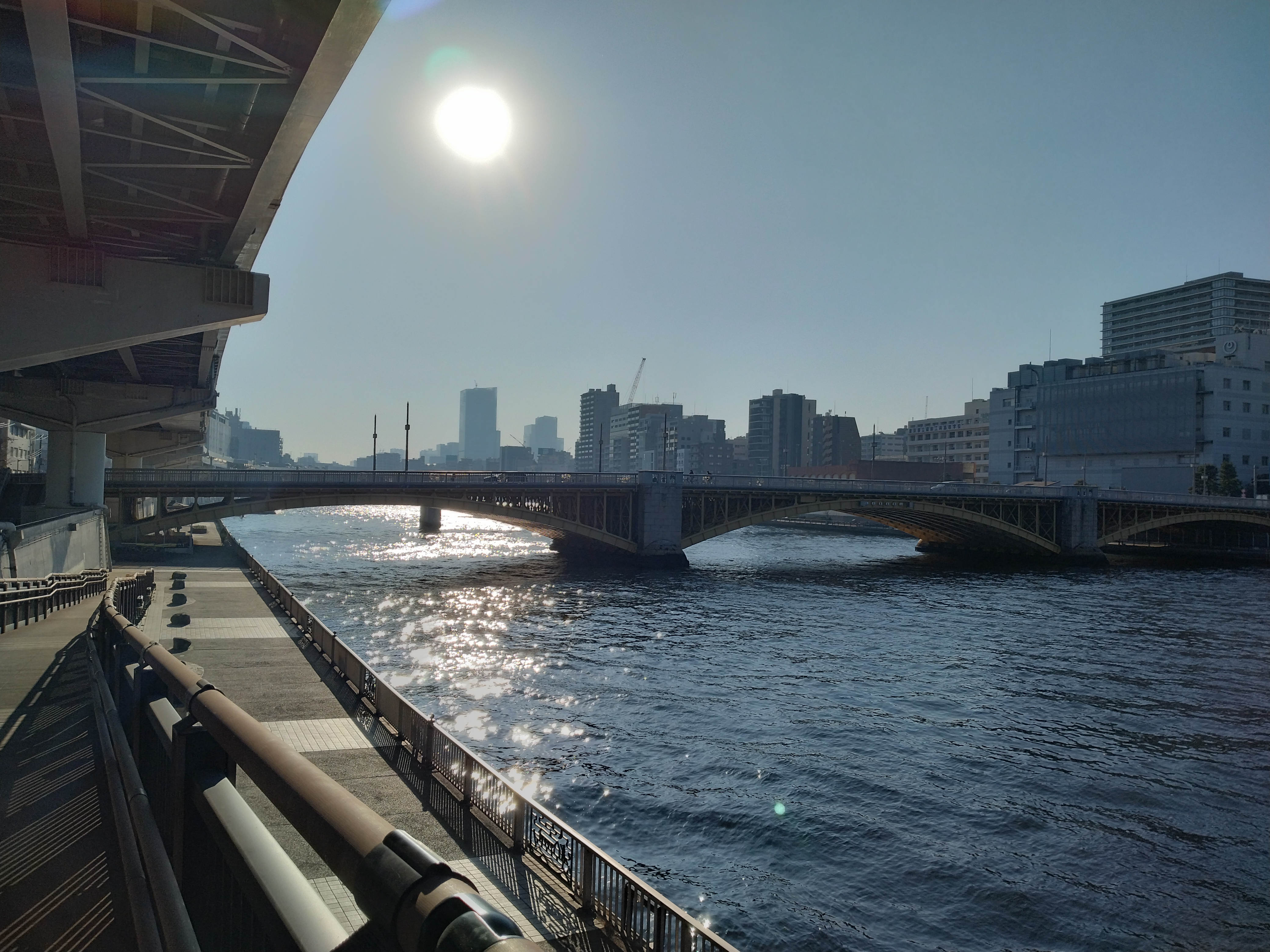 川面に反射する夕日