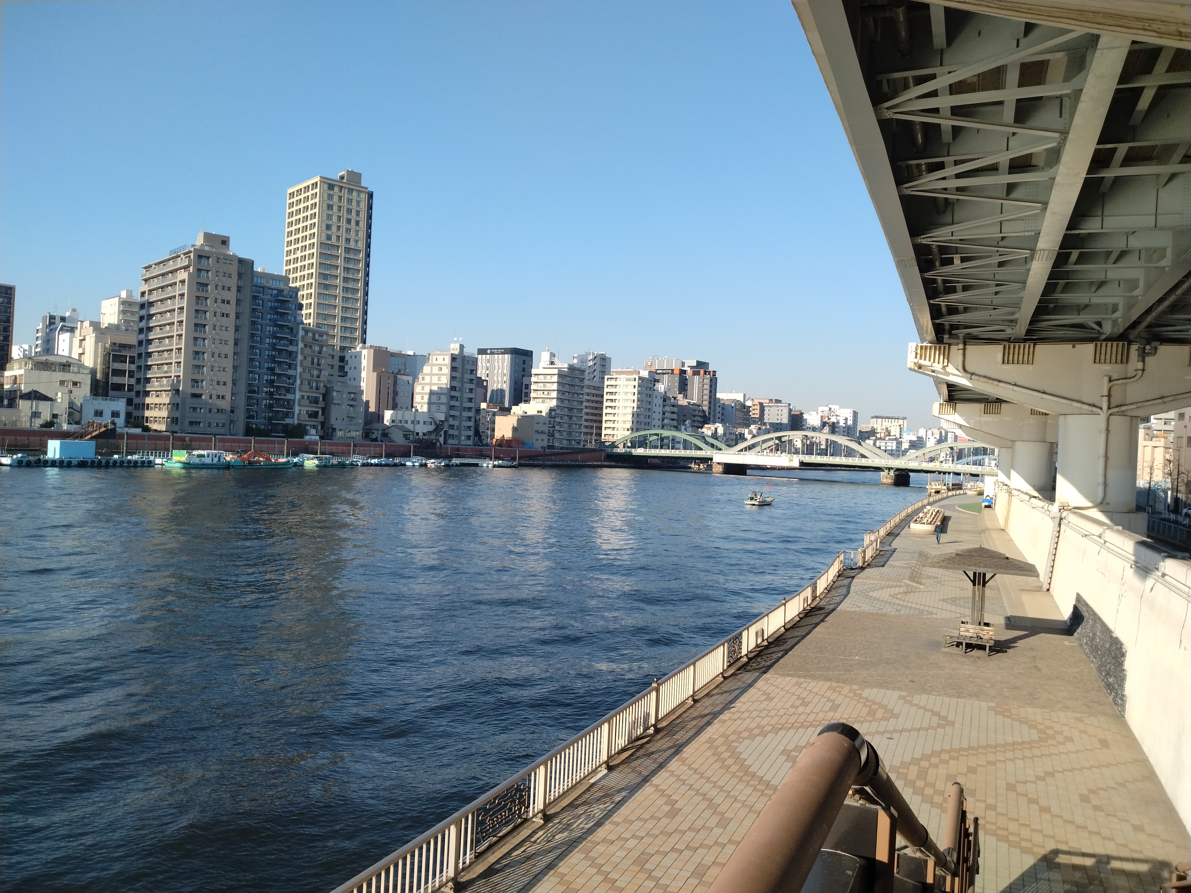 高層ビルと隅田川