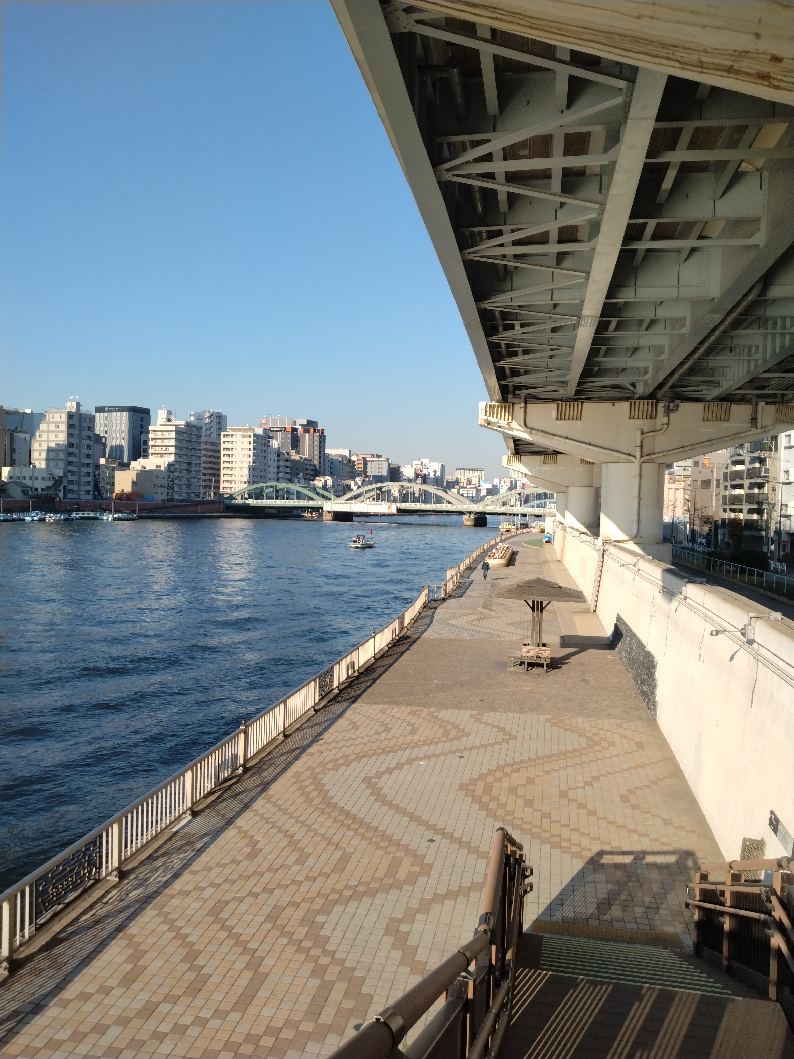 川沿いの広い歩道