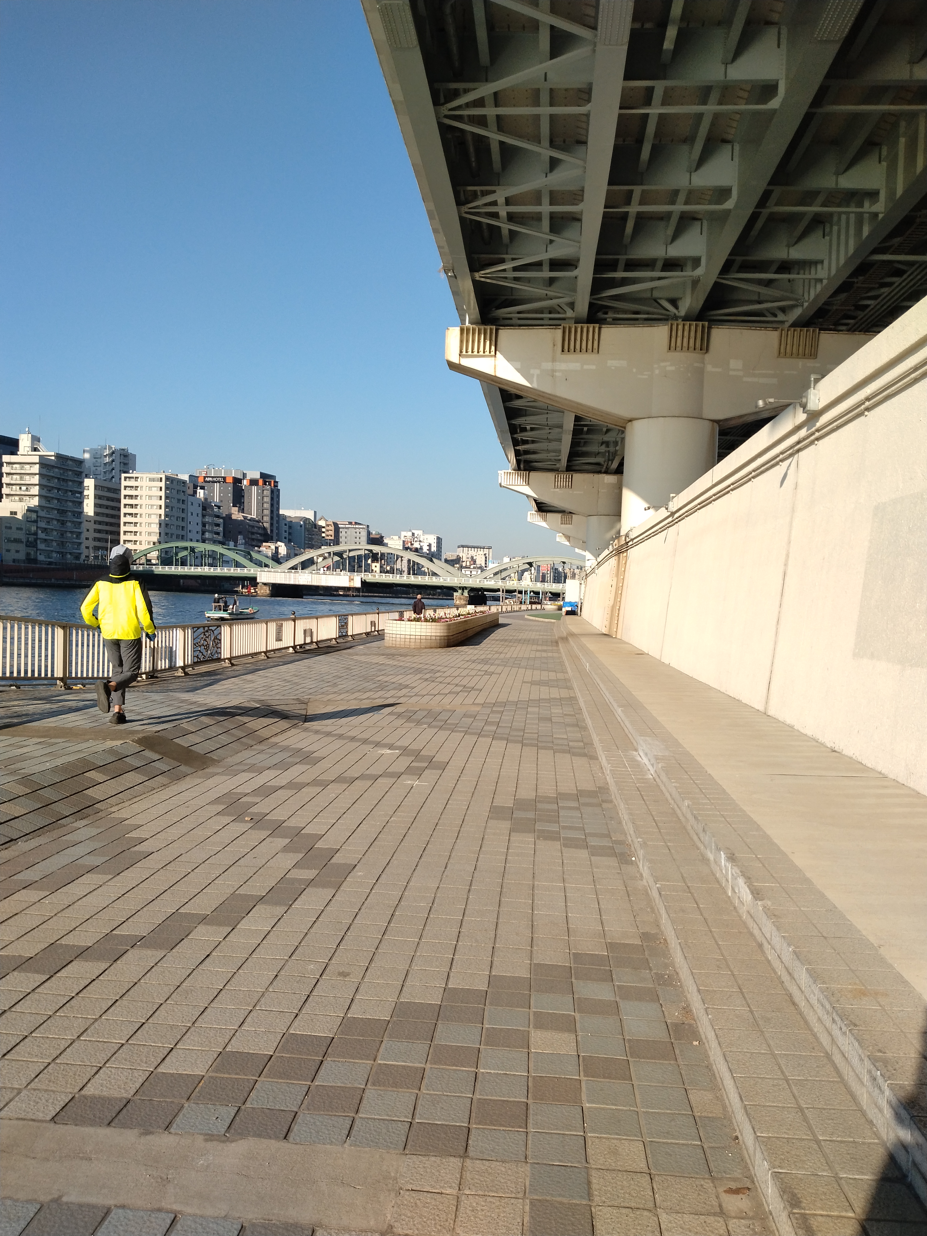 日差しの入る休憩エリア